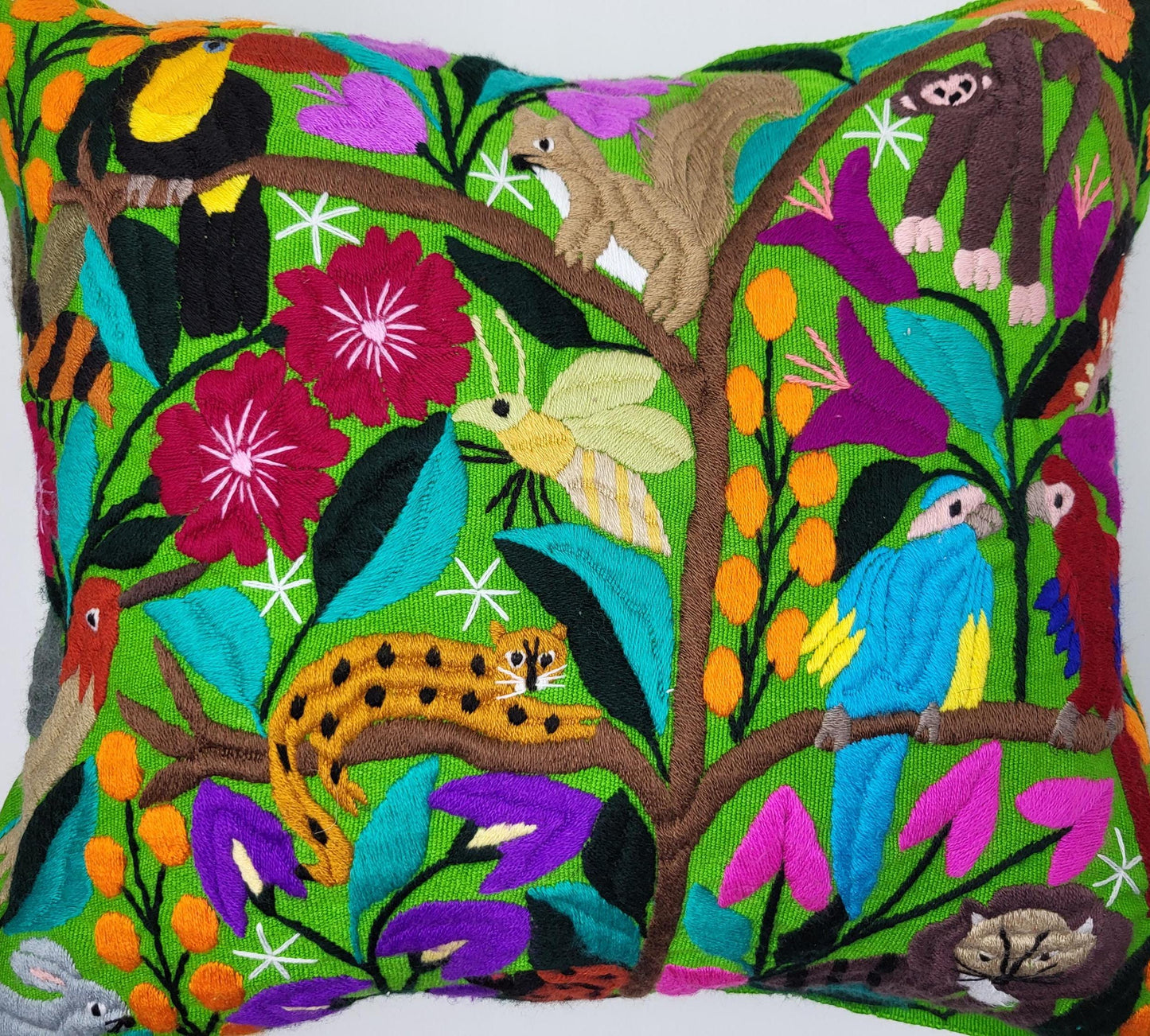 🌺 Ein Stück Mexiko für dein Zuhause 🌺 Mexikanische Kissen
Wunderschöner, handgefertigter Kissenbezug aus Chiapas, Mexiko. Mit detailreichen Tiermustern und liebevoller Handstickerei bringt er Farbe und Kultur in dein Wohnzimmer.