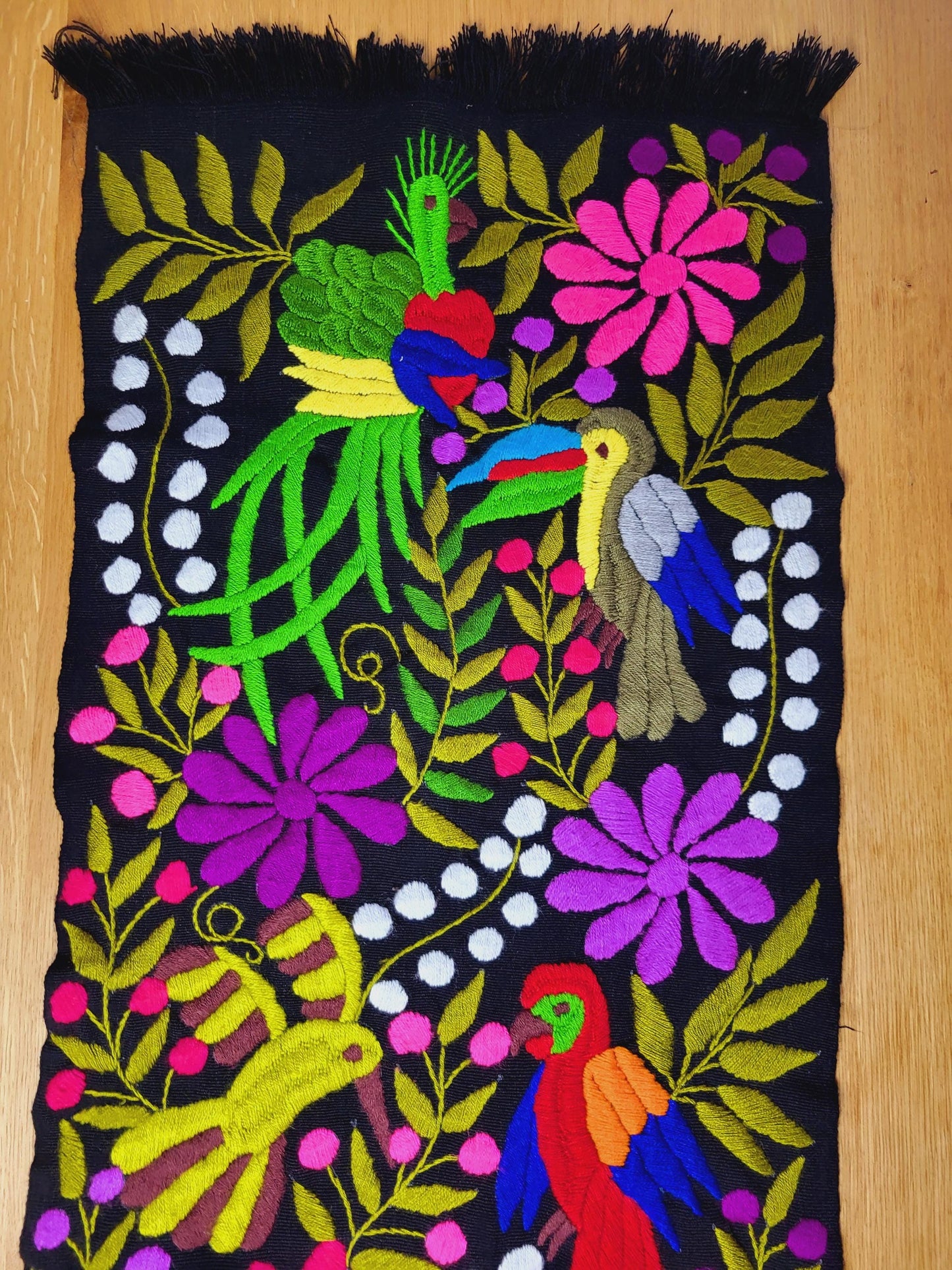 Handgewebte und bestickte Tischläufer, Wandbehänge und Wanddekorationen aus Mexiko – einzigartige Unikate von Fairmex. Von indigenen Kunsthandwerkern mit traditionellen Mustern gefertigt, nachhaltig und authentisch. Perfekt für stilvolle Dekoration.