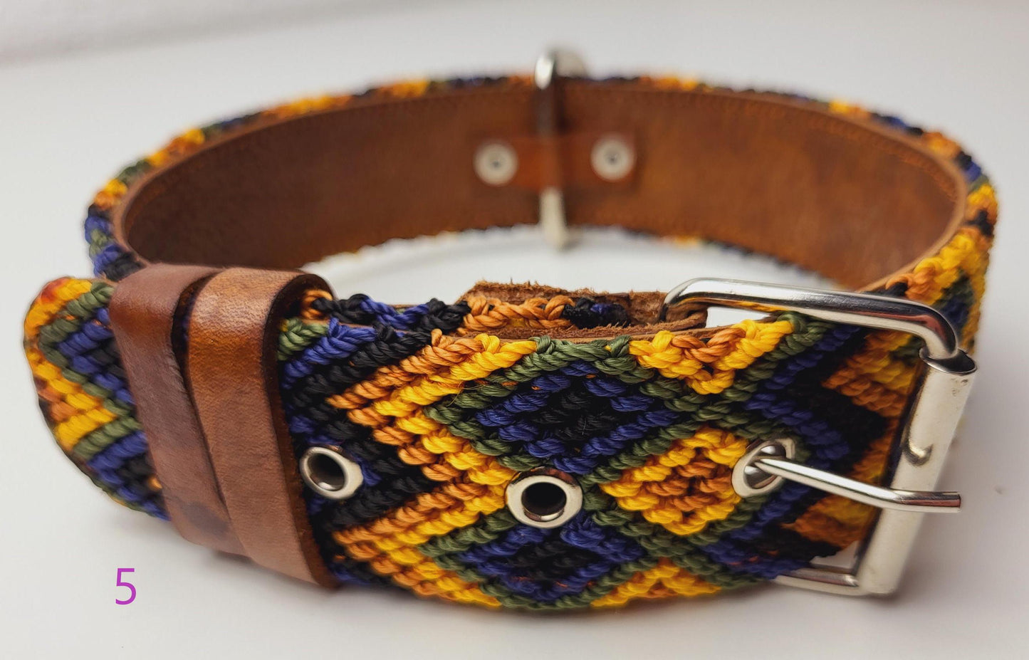 Handgemachte mexikanische Hundehalsbänder von Fairmex
Entdecken Sie farbenfrohe, handgefertigte Hundehalsbänder aus Mexiko. Jedes Stück wird von indigenen Kunsthandwerkern mit traditionellen Mustern und nachhaltigen Materialien gefertigt