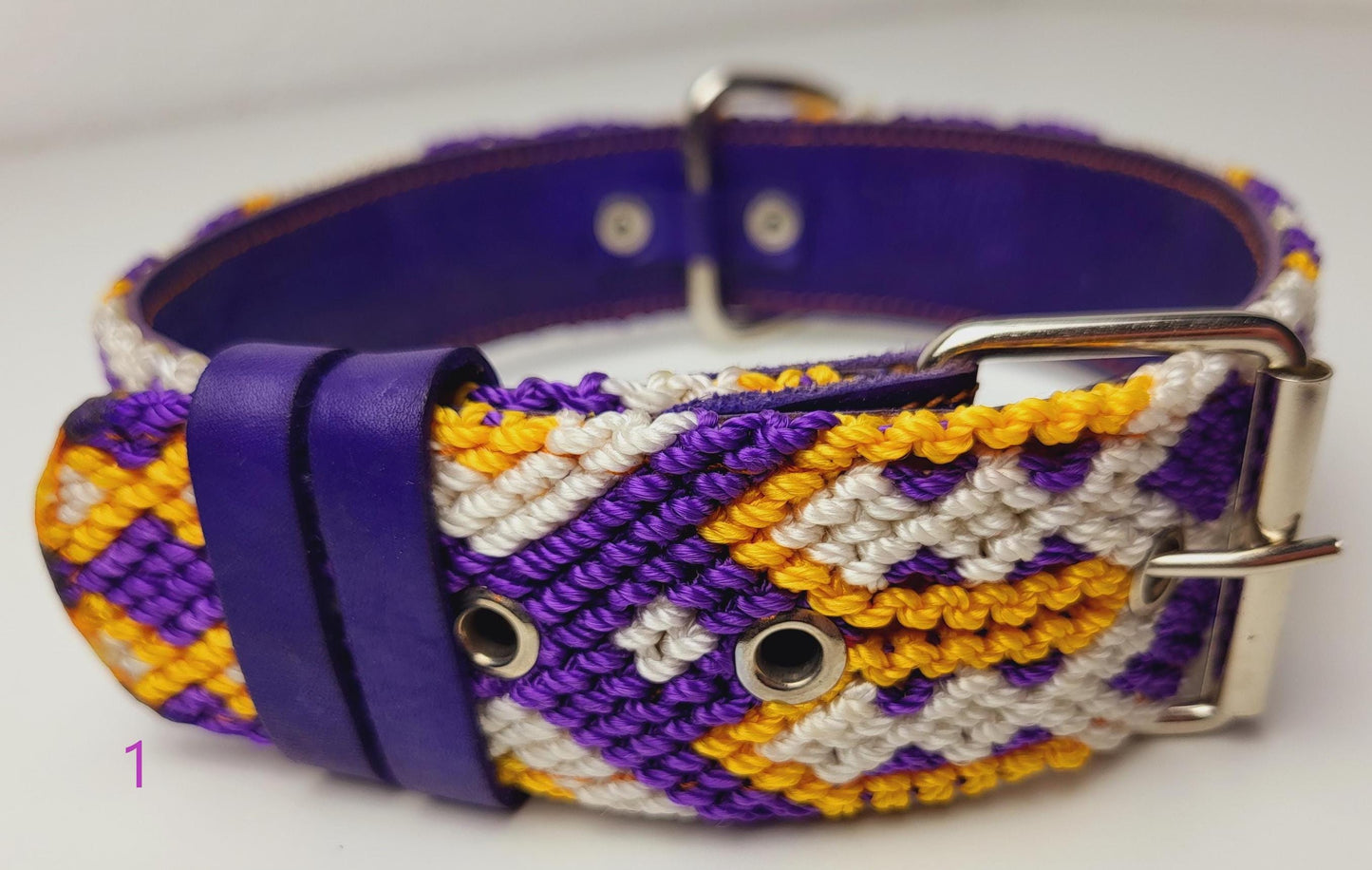 Handgemachte mexikanische Hundehalsbänder von Fairmex
Entdecken Sie farbenfrohe, handgefertigte Hundehalsbänder aus Mexiko. Jedes Stück wird von indigenen Kunsthandwerkern mit traditionellen Mustern und nachhaltigen Materialien gefertigt