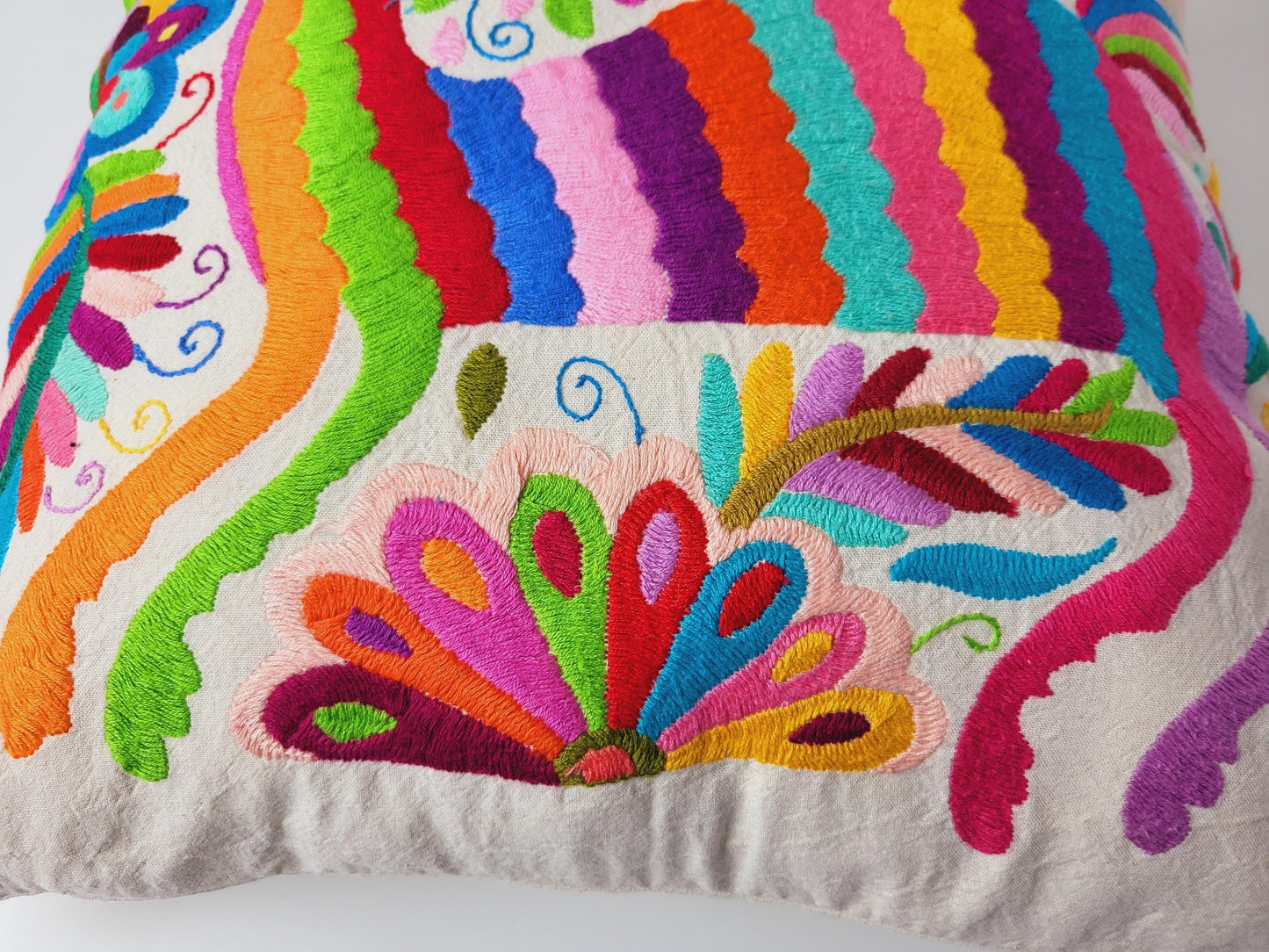 Otomi-Kissen von Fairmex: Handgefertigter Kissenbezug mit detailreicher Stickerei traditioneller Tier- und Pflanzenmotive aus Mexiko. Bringt Farbe und Kultur in Ihr Zuhause – nachhaltig und fair produziert.