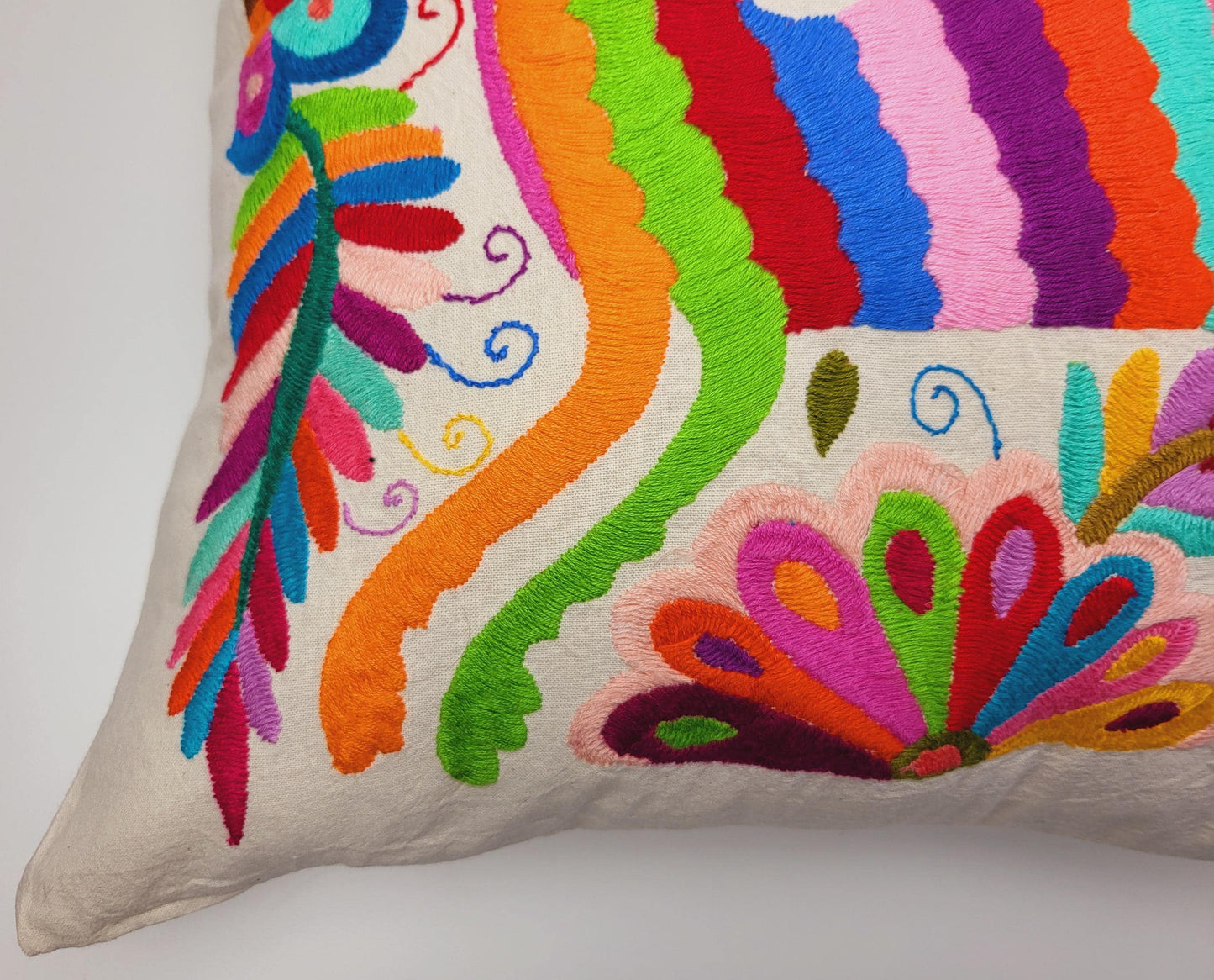 Otomi-Kissen von Fairmex: Handgefertigter Kissenbezug mit detailreicher Stickerei traditioneller Tier- und Pflanzenmotive aus Mexiko. Bringt Farbe und Kultur in Ihr Zuhause – nachhaltig und fair produziert.