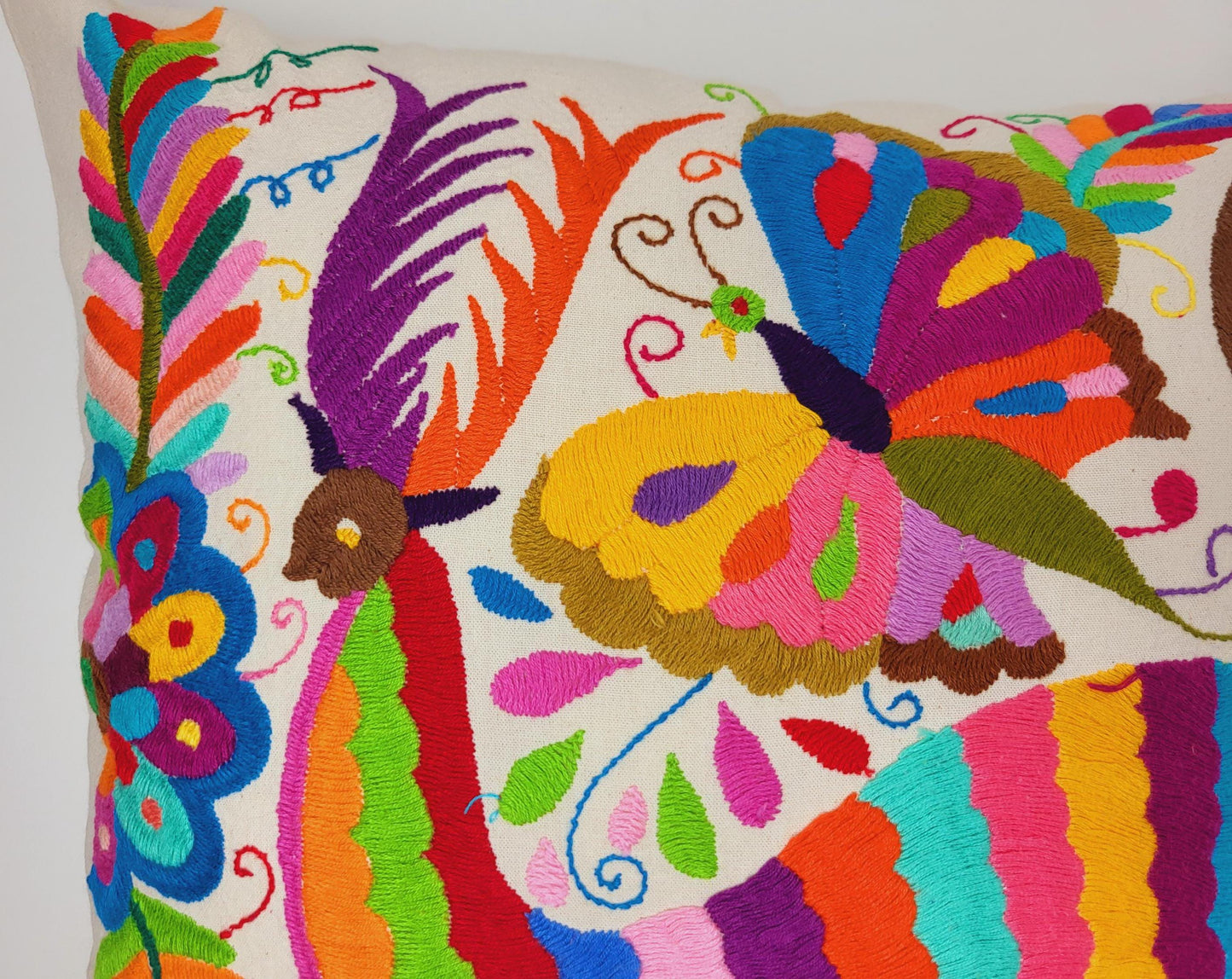 Otomi-Kissen von Fairmex: Handgefertigter Kissenbezug mit detailreicher Stickerei traditioneller Tier- und Pflanzenmotive aus Mexiko. Bringt Farbe und Kultur in Ihr Zuhause – nachhaltig und fair produziert.