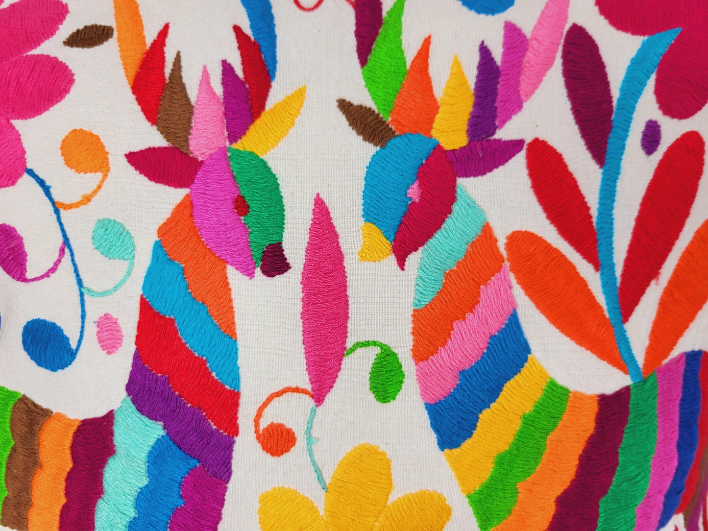 Otomi-Kissen von Fairmex: Handgefertigter Kissenbezug mit detailreicher Stickerei traditioneller Tier- und Pflanzenmotive aus Mexiko. Bringt Farbe und Kultur in Ihr Zuhause – nachhaltig und fair produziert.