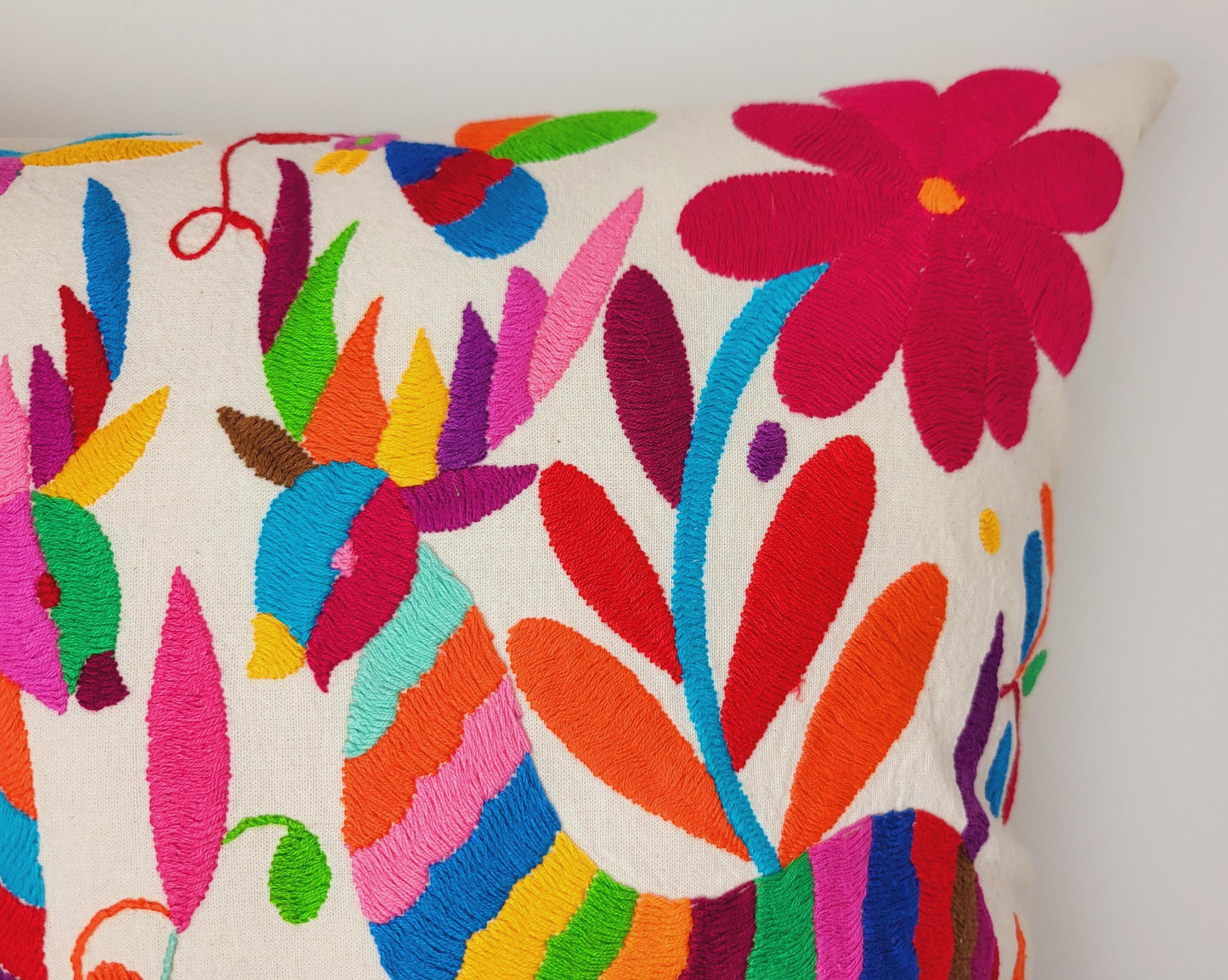 Otomi-Kissen von Fairmex: Handgefertigter Kissenbezug mit detailreicher Stickerei traditioneller Tier- und Pflanzenmotive aus Mexiko. Bringt Farbe und Kultur in Ihr Zuhause – nachhaltig und fair produziert.
