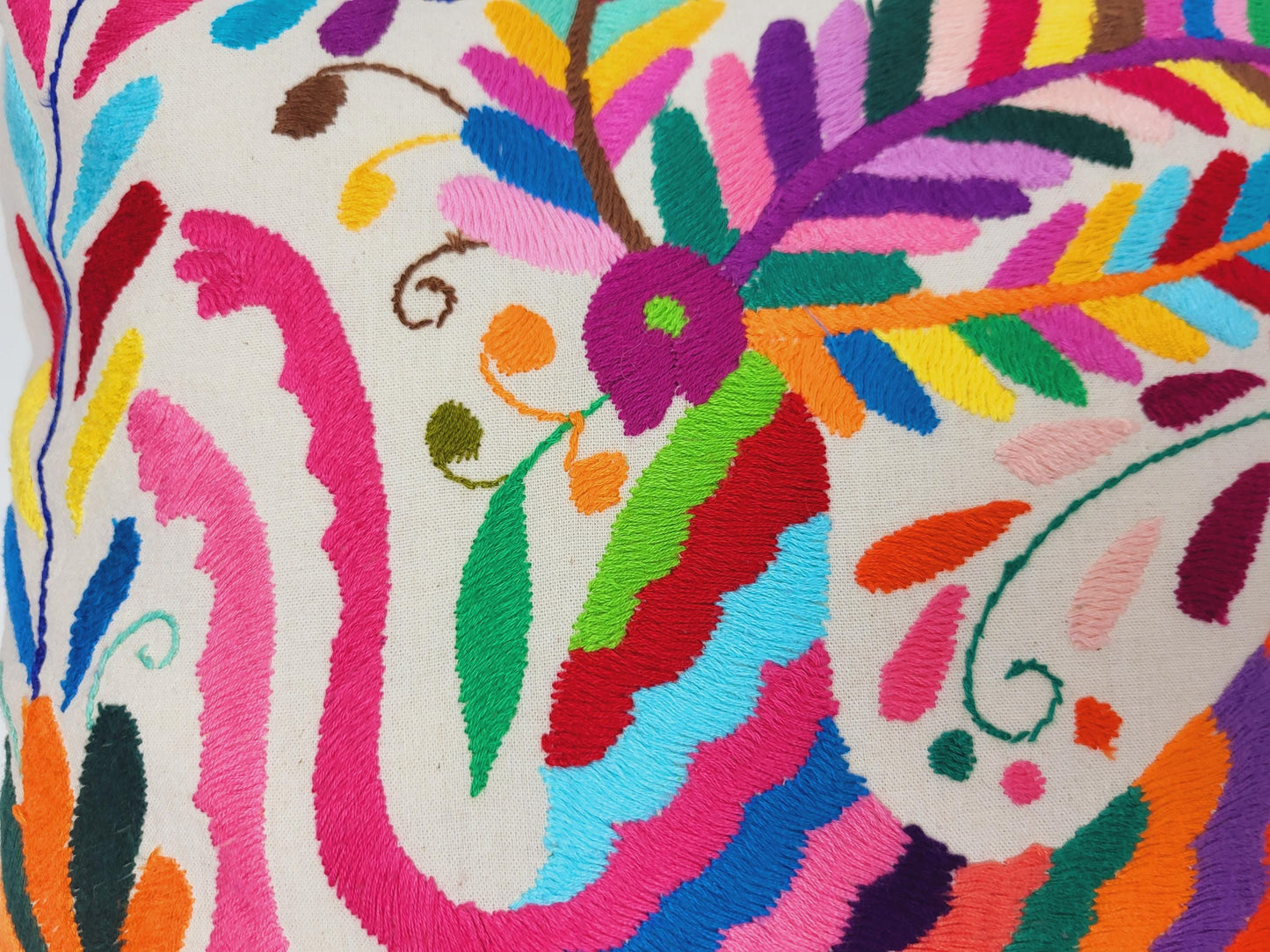 Otomi-Kissen von Fairmex: Handgefertigter Kissenbezug mit detailreicher Stickerei traditioneller Tier- und Pflanzenmotive aus Mexiko. Bringt Farbe und Kultur in Ihr Zuhause – nachhaltig und fair produziert.