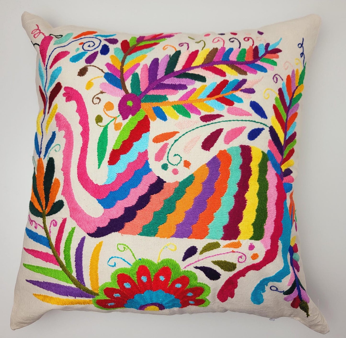Otomi-Kissen von Fairmex: Handgefertigter Kissenbezug mit detailreicher Stickerei traditioneller Tier- und Pflanzenmotive aus Mexiko. Bringt Farbe und Kultur in Ihr Zuhause – nachhaltig und fair produziert.