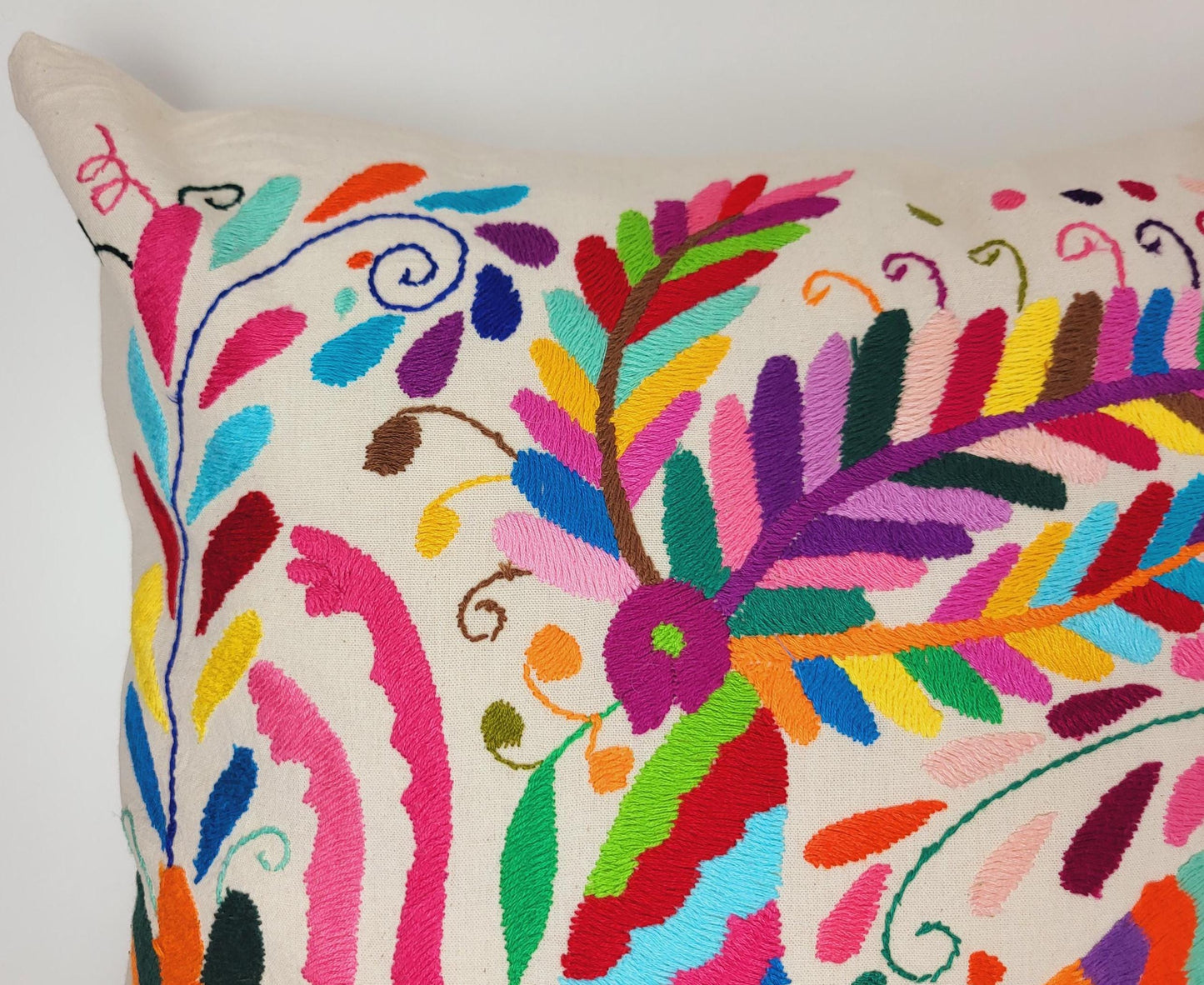 Otomi-Kissen von Fairmex: Handgefertigter Kissenbezug mit detailreicher Stickerei traditioneller Tier- und Pflanzenmotive aus Mexiko. Bringt Farbe und Kultur in Ihr Zuhause – nachhaltig und fair produziert.