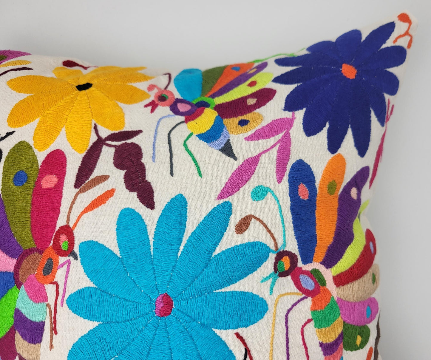 Otomi-Kissen von Fairmex: Handgefertigter Kissenbezug mit detailreicher Stickerei traditioneller Tier- und Pflanzenmotive aus Mexiko. Bringt Farbe und Kultur in Ihr Zuhause – nachhaltig und fair produziert.