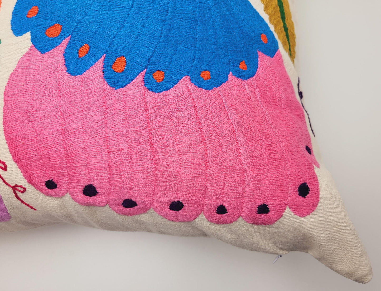 Otomi-Kissen von Fairmex: Handgefertigter Kissenbezug mit detailreicher Stickerei traditioneller Tier- und Pflanzenmotive aus Mexiko. Bringt Farbe und Kultur in Ihr Zuhause – nachhaltig und fair produziert.