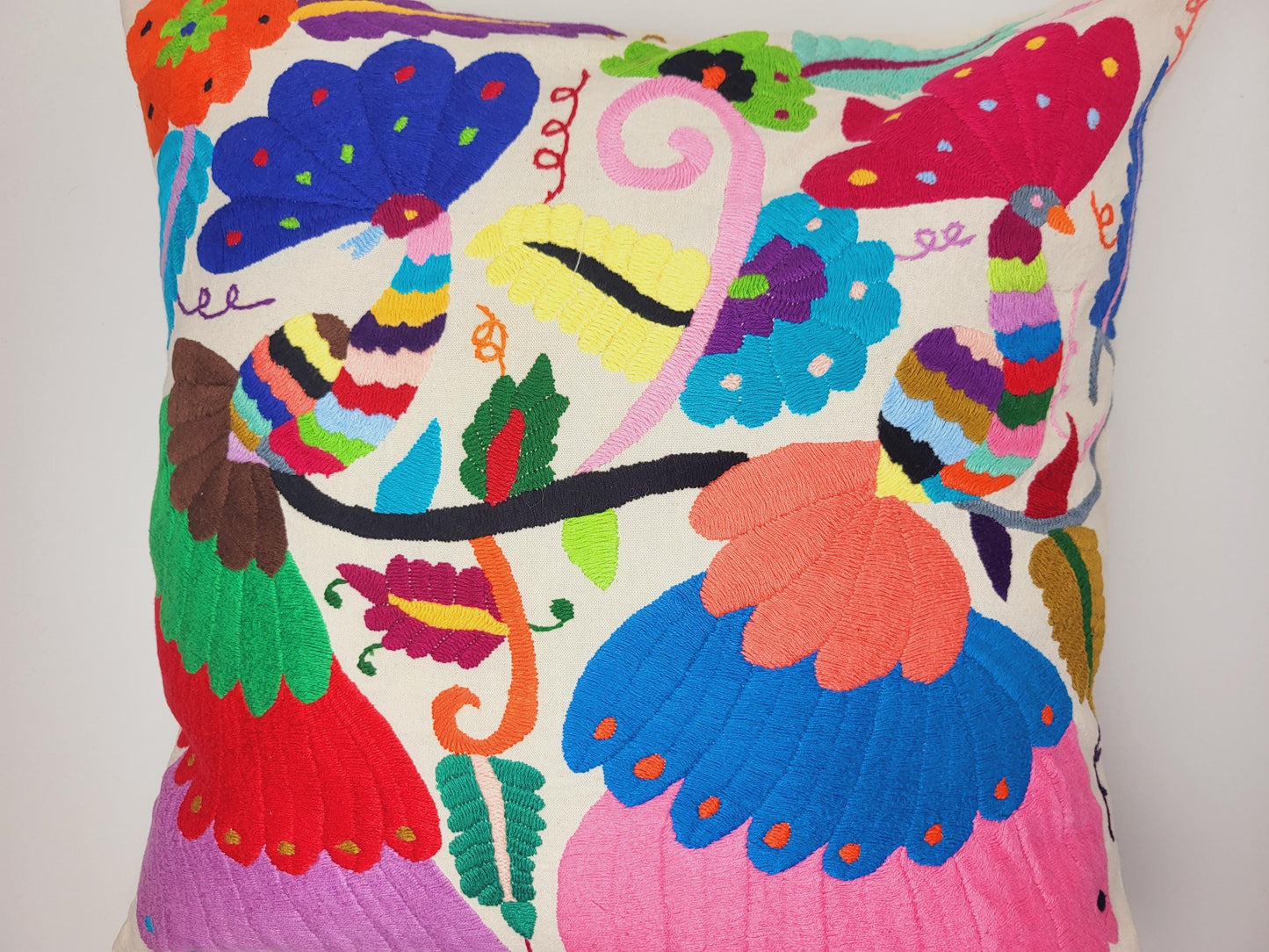 Otomi-Kissen von Fairmex: Handgefertigter Kissenbezug mit detailreicher Stickerei traditioneller Tier- und Pflanzenmotive aus Mexiko. Bringt Farbe und Kultur in Ihr Zuhause – nachhaltig und fair produziert.