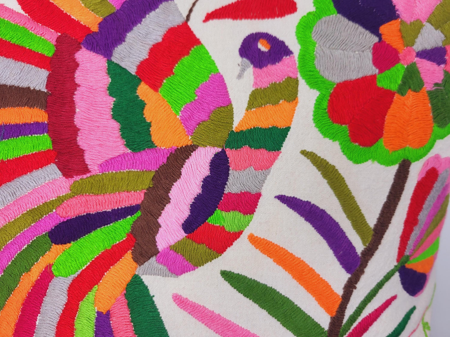 Fairmex Otomi-Kissen: Ein kunstvoll handbestickter Kissenbezug mit traditionellen Tier- und Pflanzendesigns der Otomi-Kultur aus Mexiko. Bringt lebendige Farben und authentisches Flair in Ihr Zuhause – nachhaltig und fair produziert.