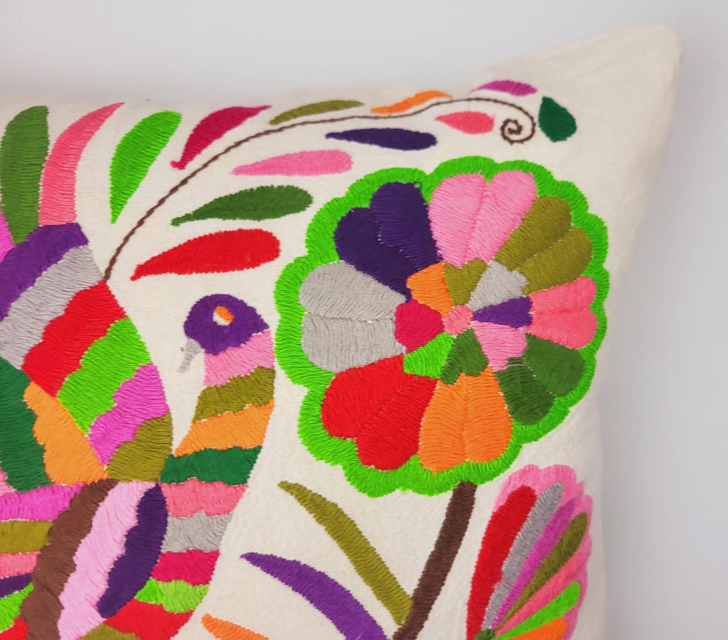 Fairmex Otomi-Kissen: Ein kunstvoll handbestickter Kissenbezug mit traditionellen Tier- und Pflanzendesigns der Otomi-Kultur aus Mexiko. Bringt lebendige Farben und authentisches Flair in Ihr Zuhause – nachhaltig und fair produziert.