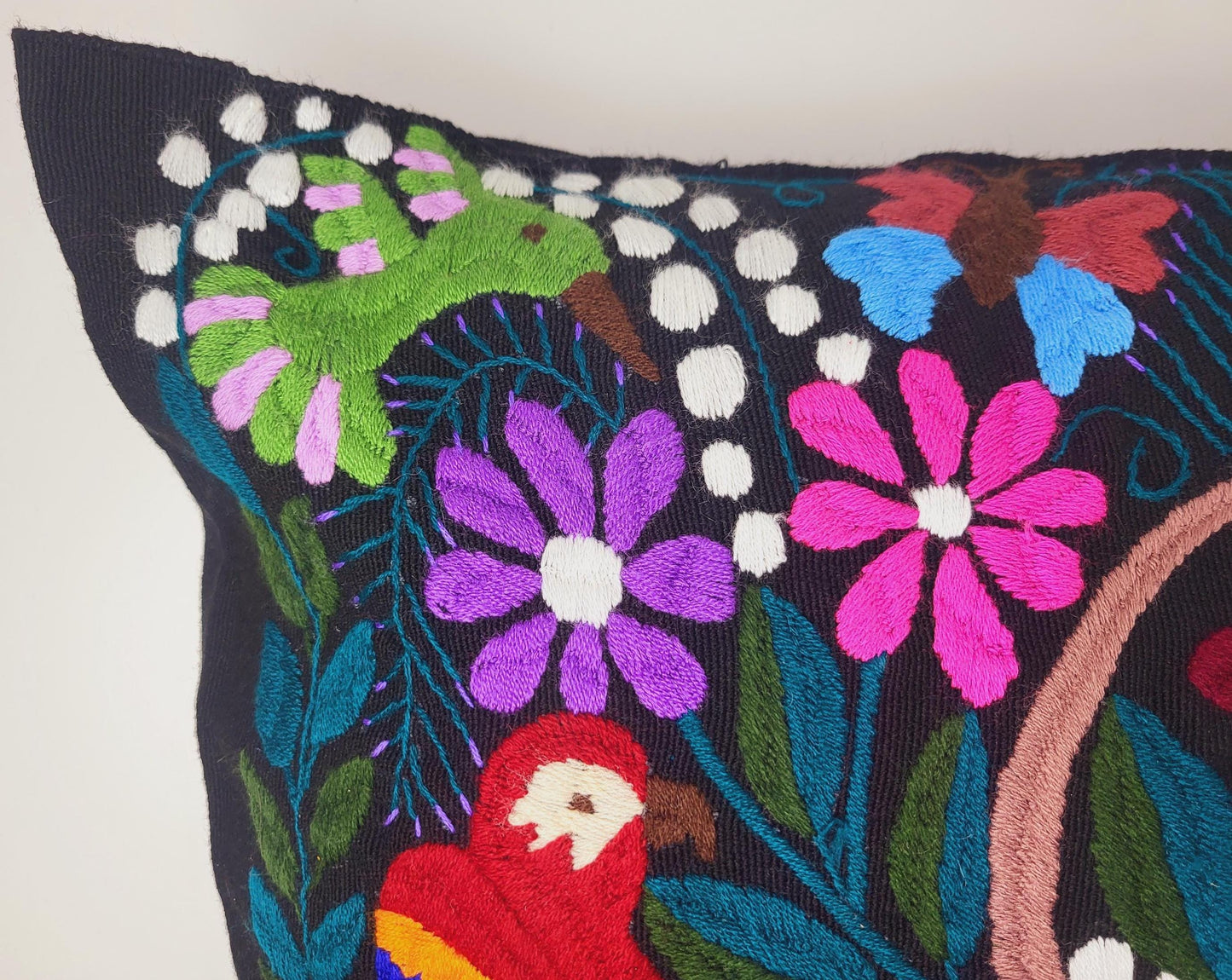 Handbestickte und gewebte Kissen von Fairmex: Hochwertige Kissen mit traditionellen Mustern aus Mexiko. Jedes Stück ist ein Unikat, handgefertigt mit viel Liebe zum Detail – nachhaltig und fair hergestellt.
