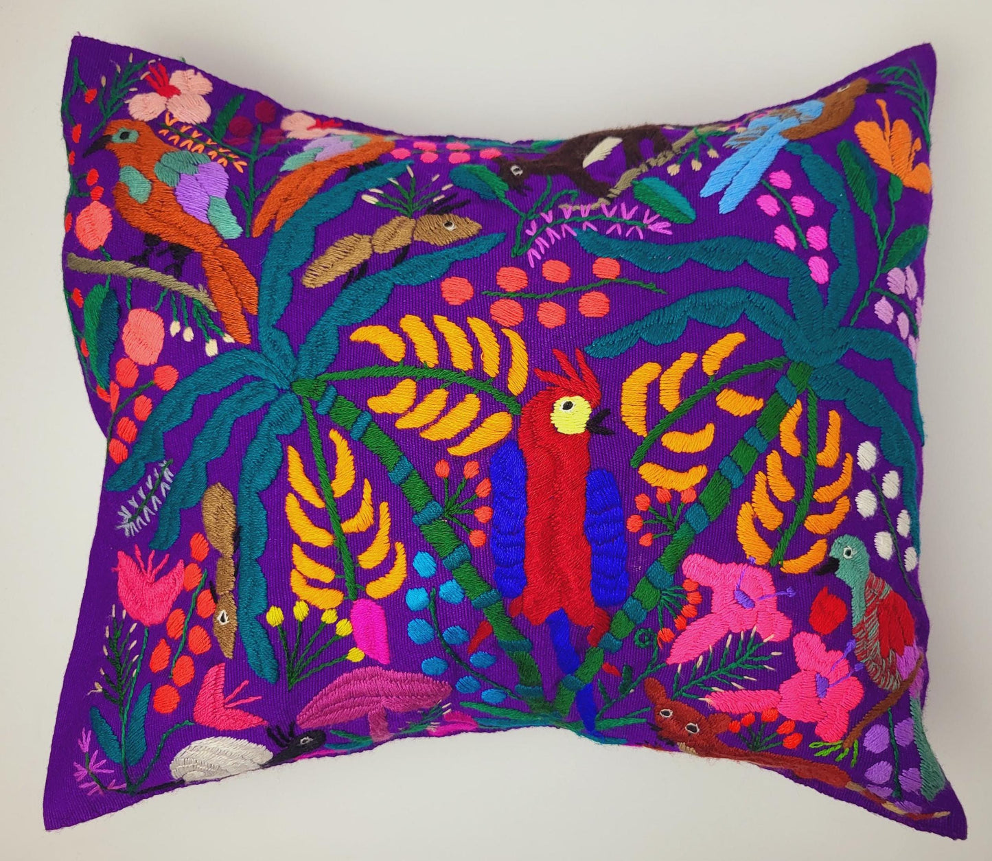 Handbestickte und gewebte Kissen von Fairmex: Hochwertige Kissen mit traditionellen Mustern aus Mexiko. Jedes Stück ist ein Unikat, handgefertigt mit viel Liebe zum Detail – nachhaltig und fair hergestellt.