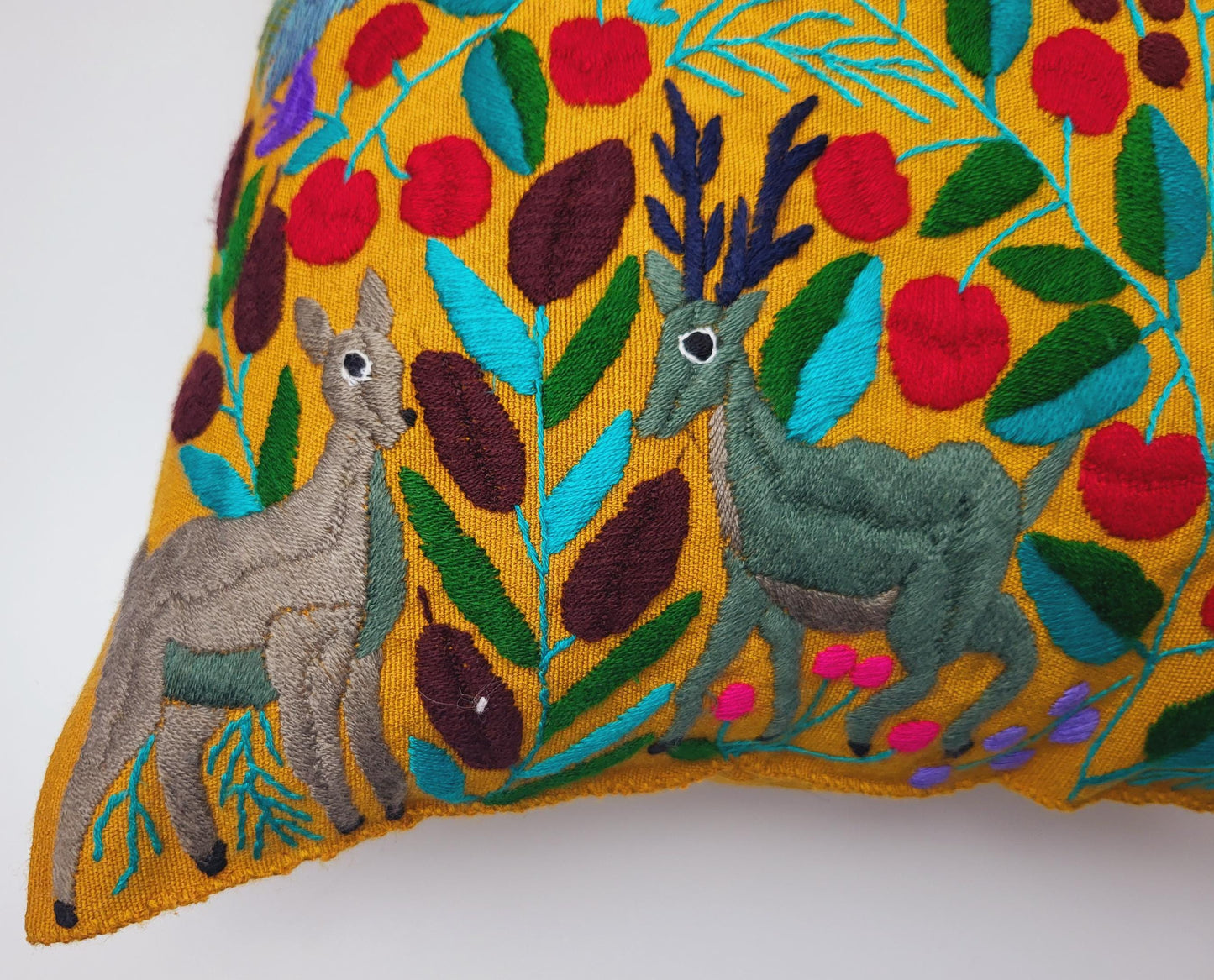 Handbestickte und gewebte Kissen von Fairmex: Hochwertige Kissen mit traditionellen Mustern aus Mexiko. Jedes Stück ist ein Unikat, handgefertigt mit viel Liebe zum Detail – nachhaltig und fair hergestellt.
