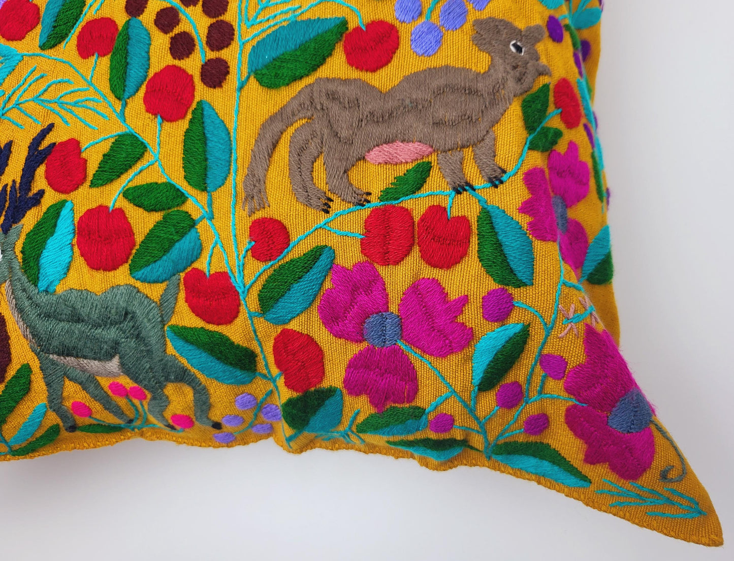 Handbestickte und gewebte Kissen von Fairmex: Hochwertige Kissen mit traditionellen Mustern aus Mexiko. Jedes Stück ist ein Unikat, handgefertigt mit viel Liebe zum Detail – nachhaltig und fair hergestellt.
