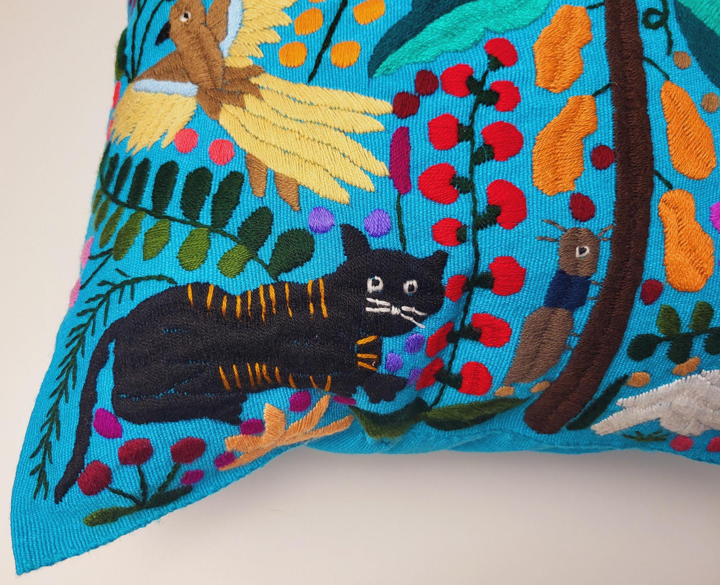 Handbestickte und gewebte Kissen von Fairmex: Hochwertige Kissen mit traditionellen Mustern aus Mexiko. Jedes Stück ist ein Unikat, handgefertigt mit viel Liebe zum Detail – nachhaltig und fair hergestellt.
