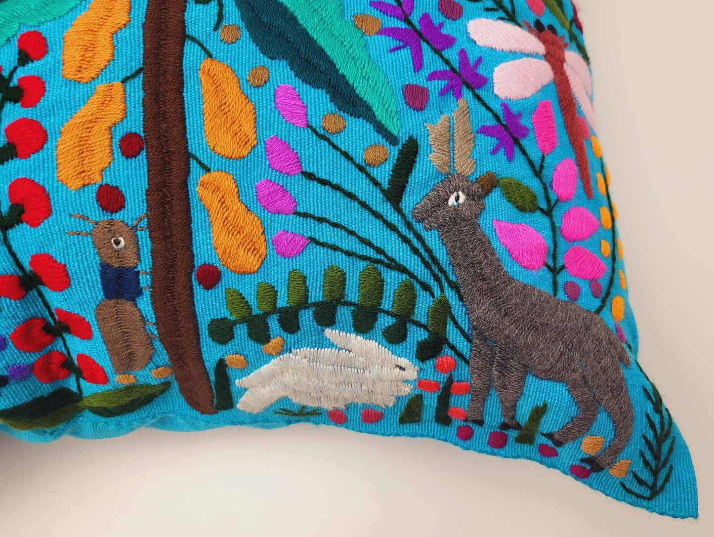 Handbestickte und gewebte Kissen von Fairmex: Hochwertige Kissen mit traditionellen Mustern aus Mexiko. Jedes Stück ist ein Unikat, handgefertigt mit viel Liebe zum Detail – nachhaltig und fair hergestellt.