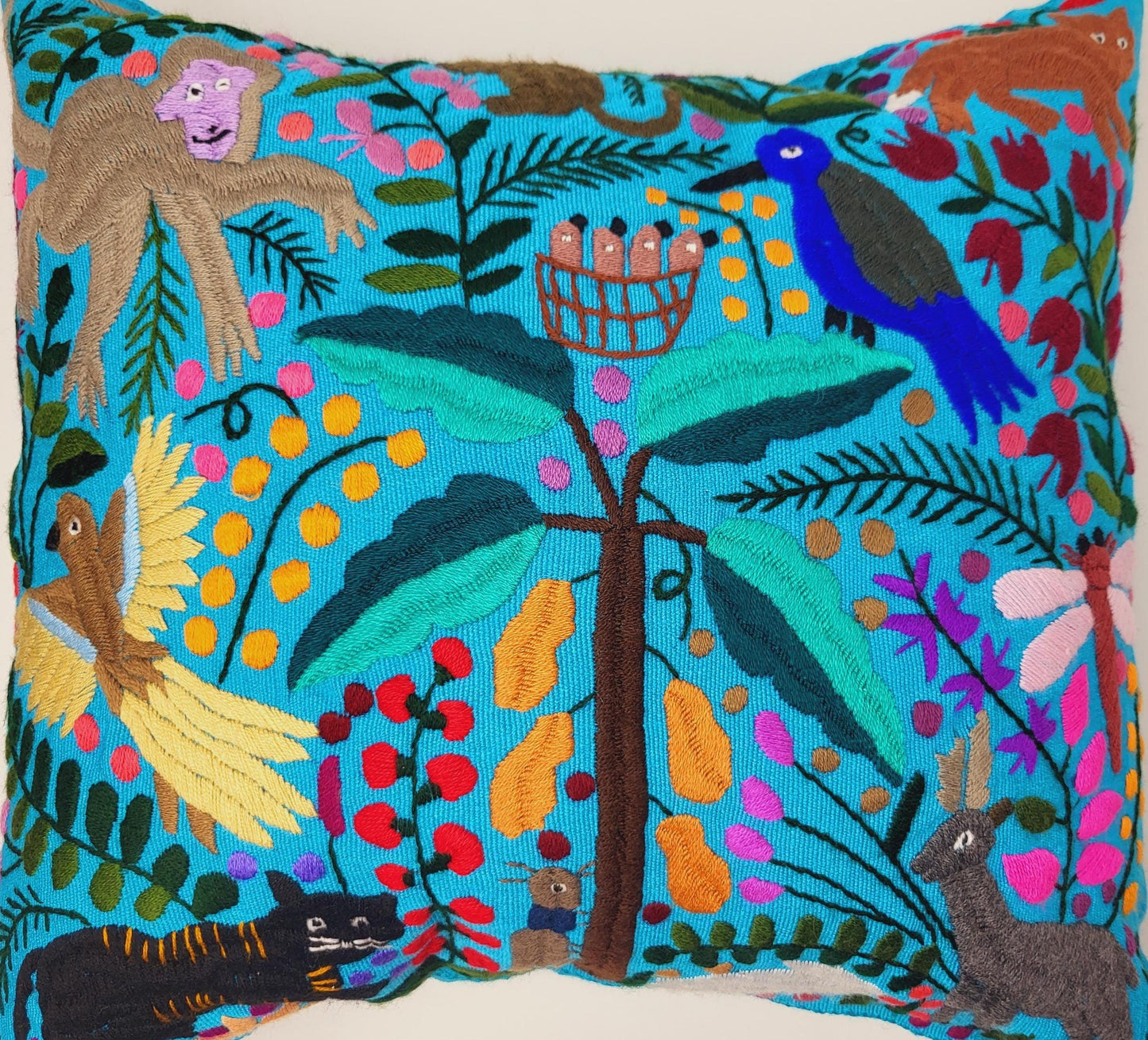 Handbestickte und gewebte Kissen von Fairmex: Hochwertige Kissen mit traditionellen Mustern aus Mexiko. Jedes Stück ist ein Unikat, handgefertigt mit viel Liebe zum Detail – nachhaltig und fair hergestellt.