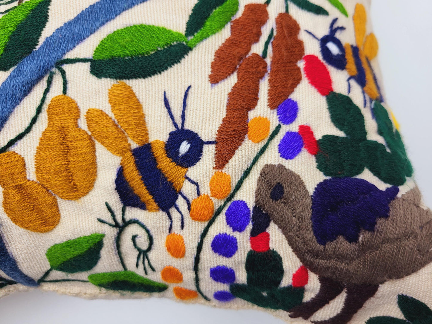 Handbestickte und gewebte Kissen von Fairmex: Hochwertige Kissen mit traditionellen Mustern aus Mexiko. Jedes Stück ist ein Unikat, handgefertigt mit viel Liebe zum Detail – nachhaltig und fair hergestellt.
