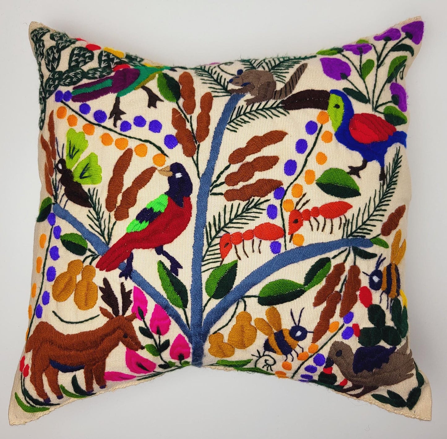 Handbestickte und gewebte Kissen von Fairmex: Hochwertige Kissen mit traditionellen Mustern aus Mexiko. Jedes Stück ist ein Unikat, handgefertigt mit viel Liebe zum Detail – nachhaltig und fair hergestellt.