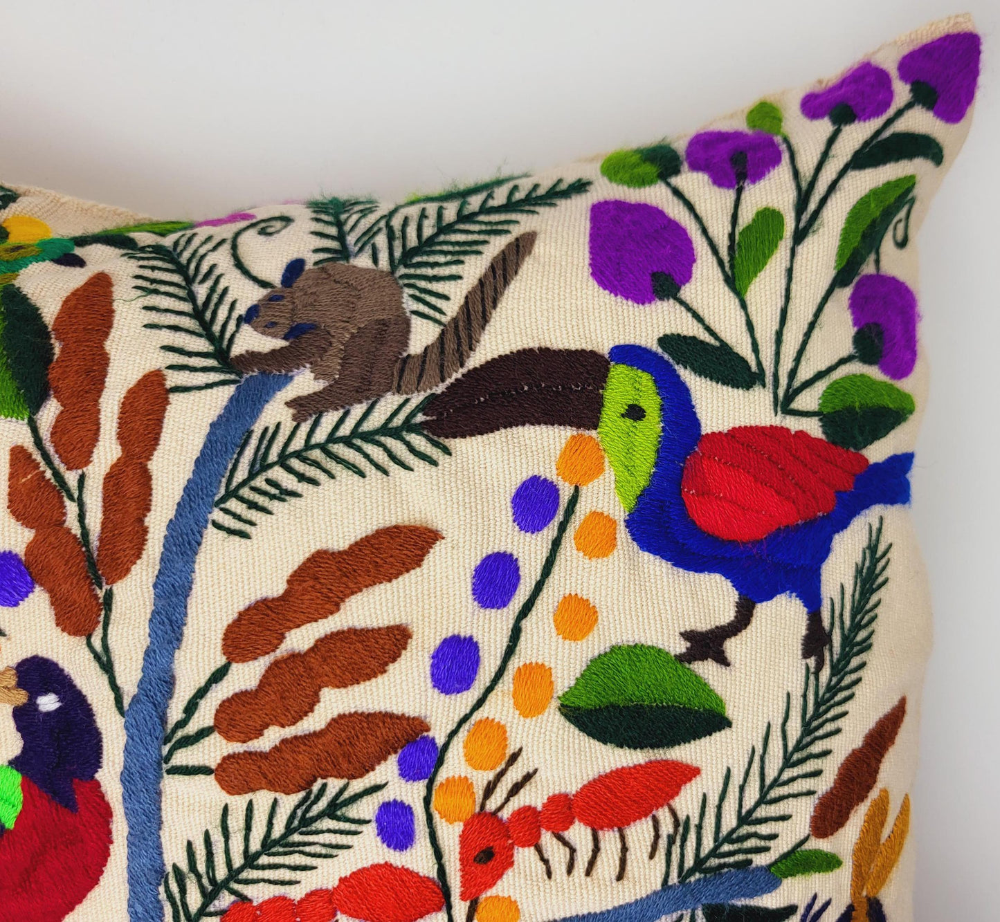 Handbestickte und gewebte Kissen von Fairmex: Hochwertige Kissen mit traditionellen Mustern aus Mexiko. Jedes Stück ist ein Unikat, handgefertigt mit viel Liebe zum Detail – nachhaltig und fair hergestellt.