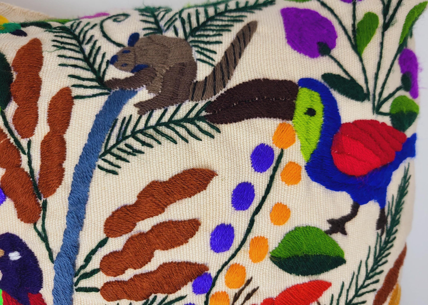 Handbestickte und gewebte Kissen von Fairmex: Hochwertige Kissen mit traditionellen Mustern aus Mexiko. Jedes Stück ist ein Unikat, handgefertigt mit viel Liebe zum Detail – nachhaltig und fair hergestellt.