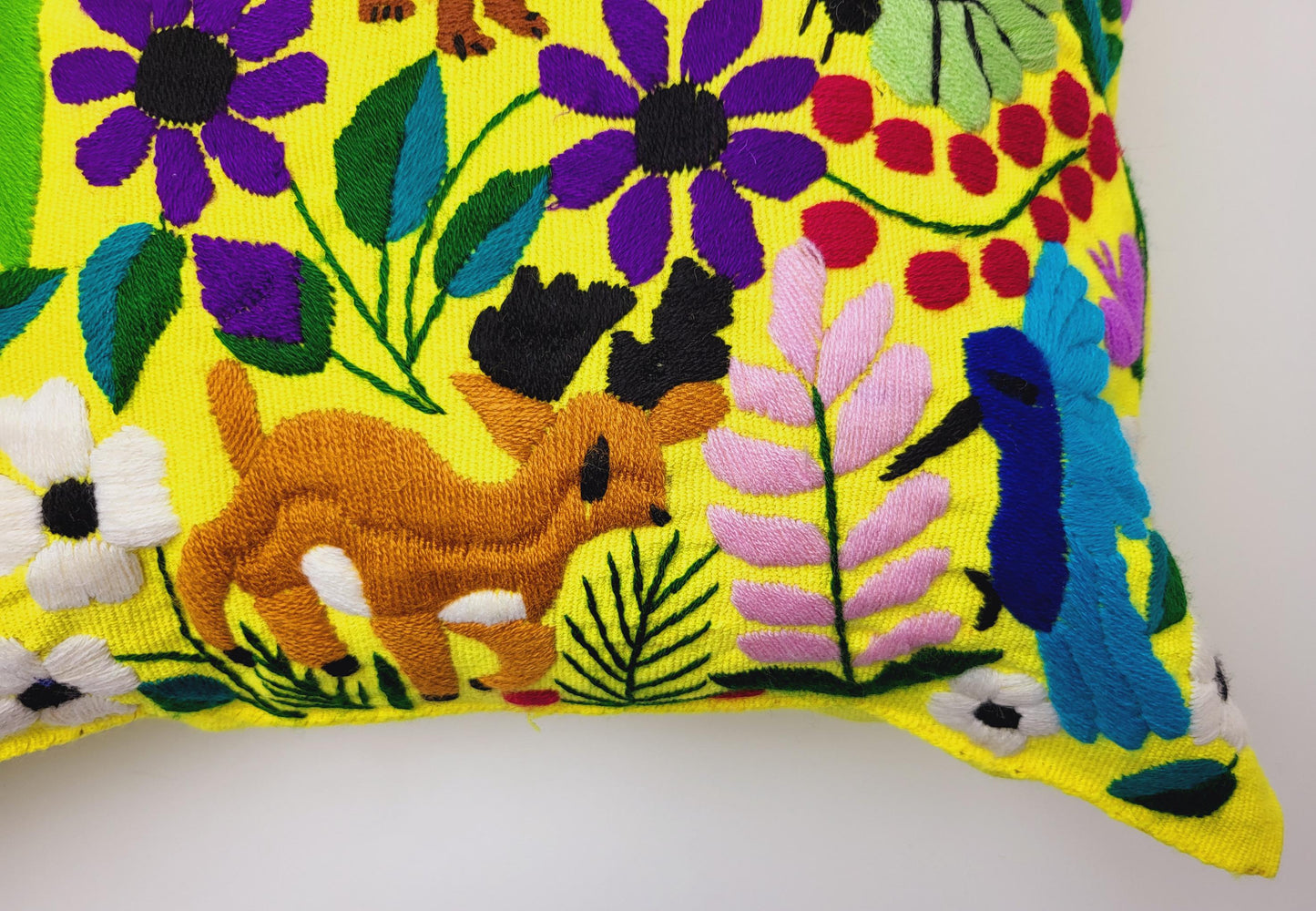 Housse de coussin motif animalier mexicain brodé à la main