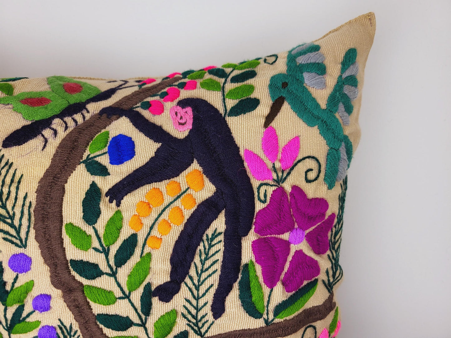 High-quality embroidered and hand-woven cushion cover from Mexico – decorated with a charming animal motif