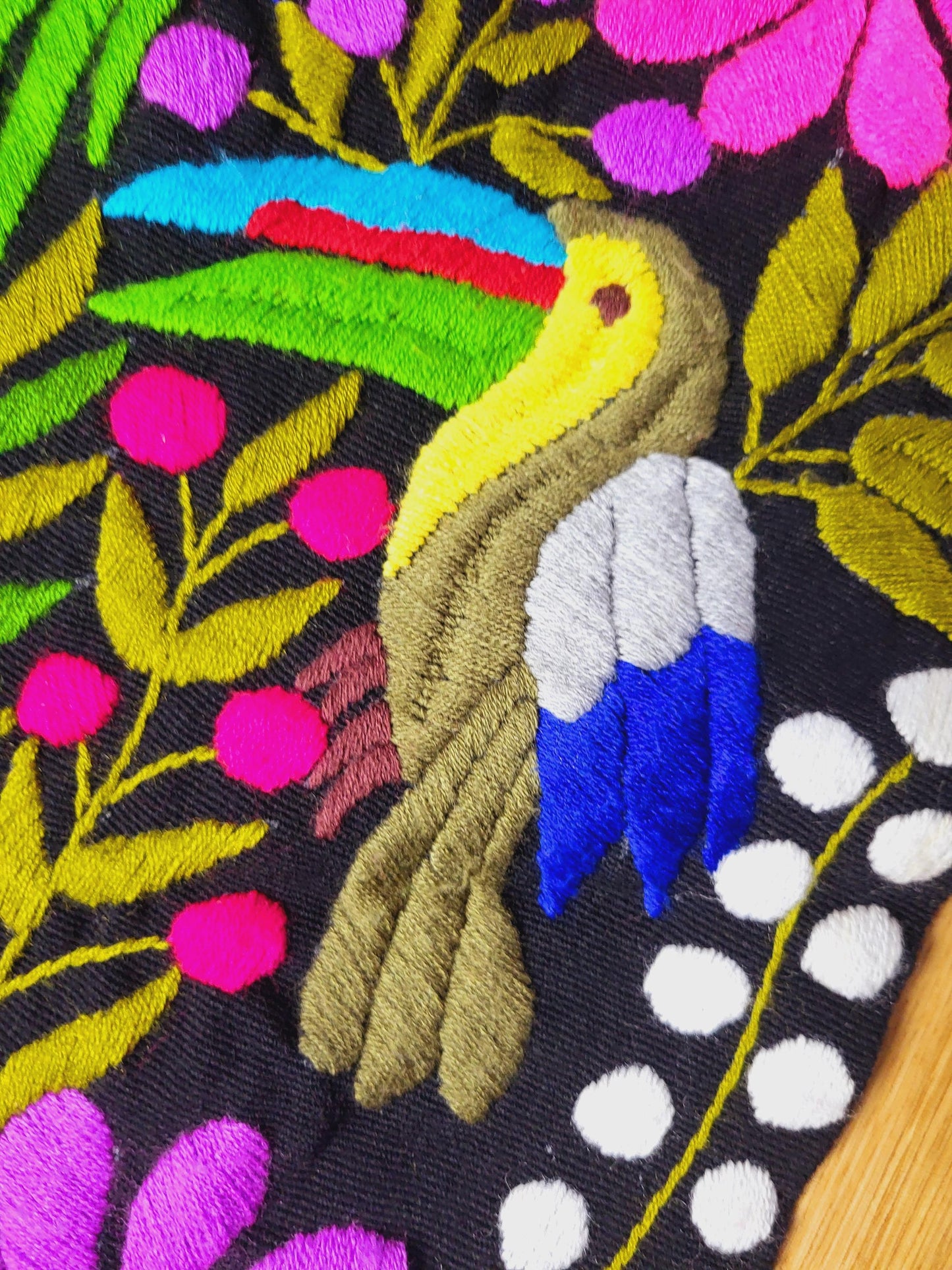 Handgewebte und bestickte Tischläufer, Wandbehänge und Wanddekorationen aus Mexiko – einzigartige Unikate von Fairmex. Von indigenen Kunsthandwerkern mit traditionellen Mustern gefertigt, nachhaltig und authentisch. Perfekt für stilvolle Dekoration.