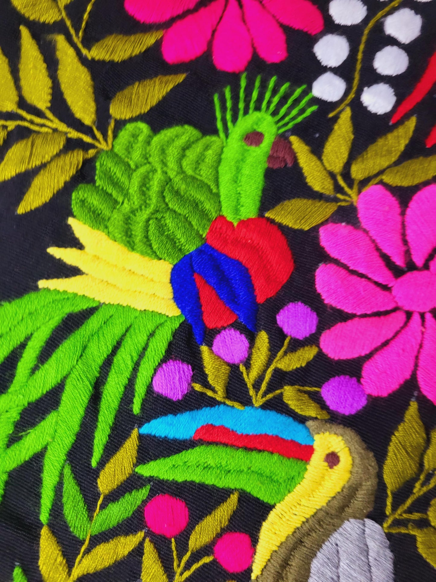 Handgewebte und bestickte Tischläufer, Wandbehänge und Wanddekorationen aus Mexiko – einzigartige Unikate von Fairmex. Von indigenen Kunsthandwerkern mit traditionellen Mustern gefertigt, nachhaltig und authentisch. Perfekt für stilvolle Dekoration.