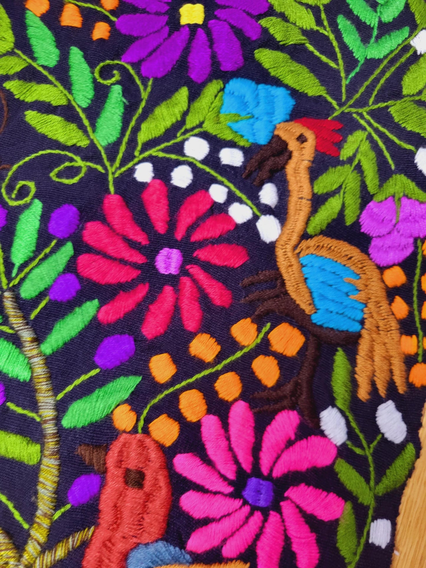 Handgewebte und bestickte Tischläufer, Wandbehänge und Wanddekorationen aus Mexiko – einzigartige Unikate von Fairmex. Von indigenen Kunsthandwerkern mit traditionellen Mustern gefertigt, nachhaltig und authentisch. Perfekt für stilvolle Dekoration.