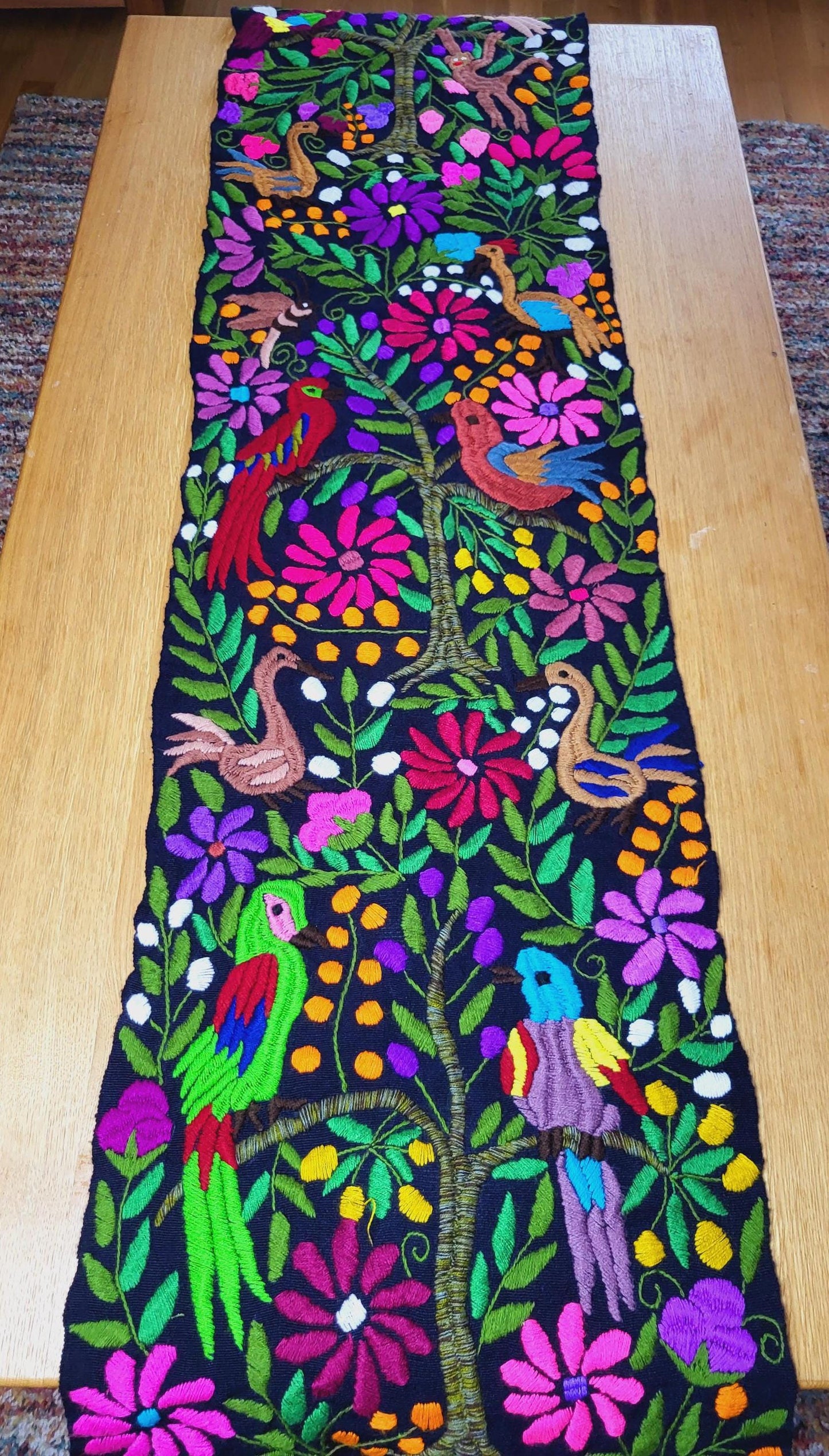 Handgewebte und bestickte Tischläufer, Wandbehänge und Wanddekorationen aus Mexiko – einzigartige Unikate von Fairmex. Von indigenen Kunsthandwerkern mit traditionellen Mustern gefertigt, nachhaltig und authentisch. Perfekt für stilvolle Dekoration.