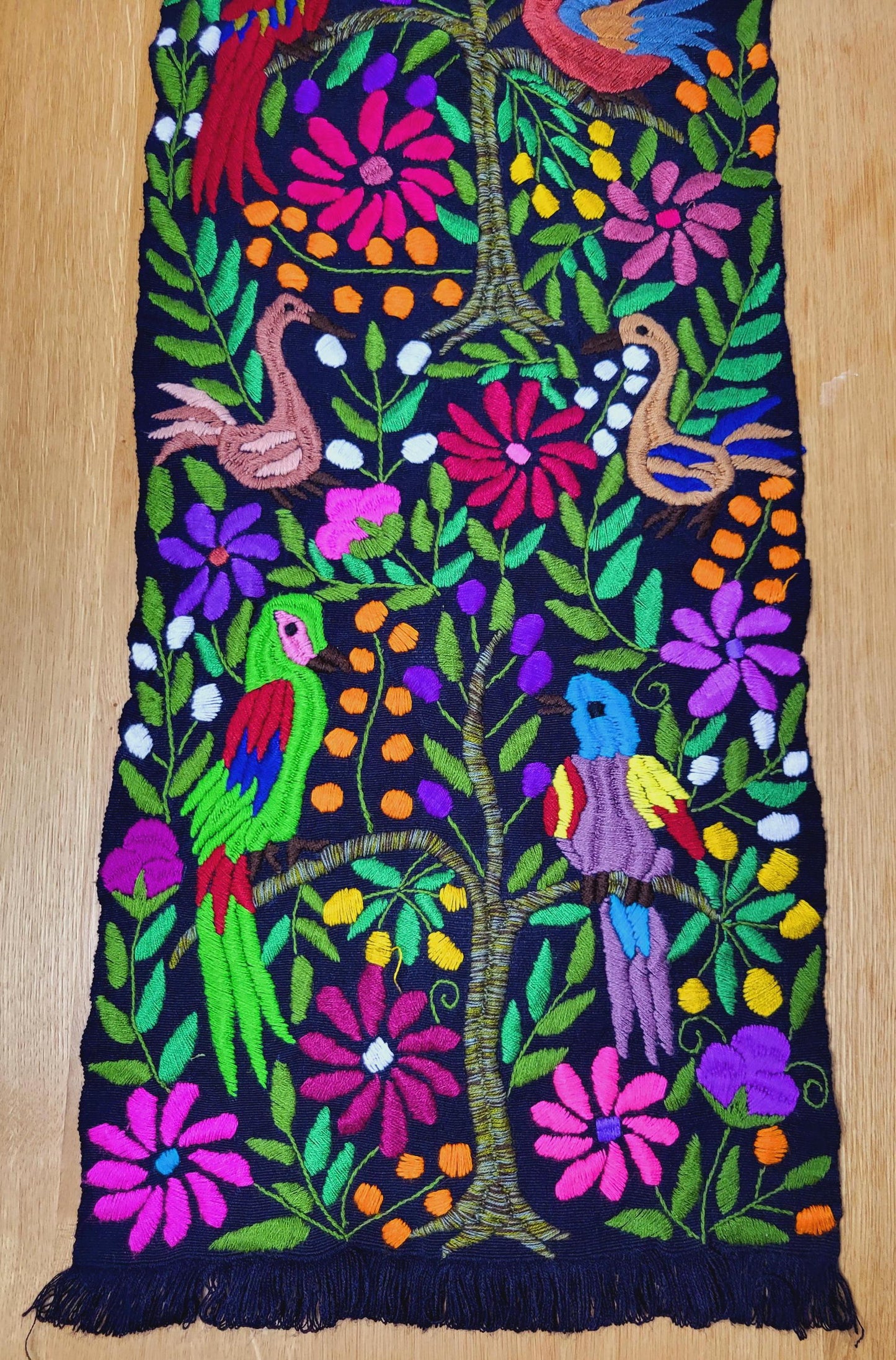 Handgewebte und bestickte Tischläufer, Wandbehänge und Wanddekorationen aus Mexiko – einzigartige Unikate von Fairmex. Von indigenen Kunsthandwerkern mit traditionellen Mustern gefertigt, nachhaltig und authentisch. Perfekt für stilvolle Dekoration.