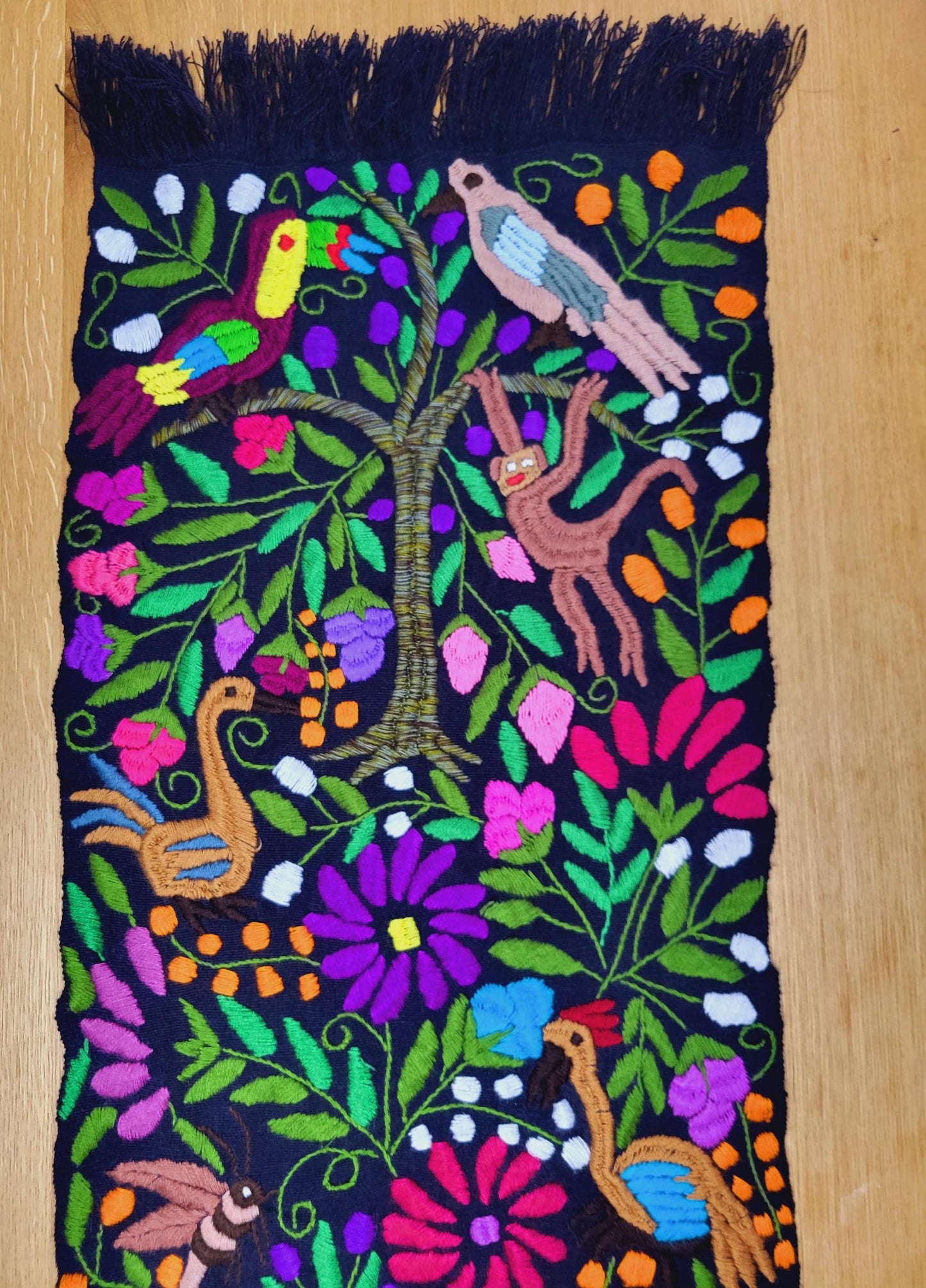 Handgewebte und bestickte Tischläufer, Wandbehänge und Wanddekorationen aus Mexiko – einzigartige Unikate von Fairmex. Von indigenen Kunsthandwerkern mit traditionellen Mustern gefertigt, nachhaltig und authentisch. Perfekt für stilvolle Dekoration.