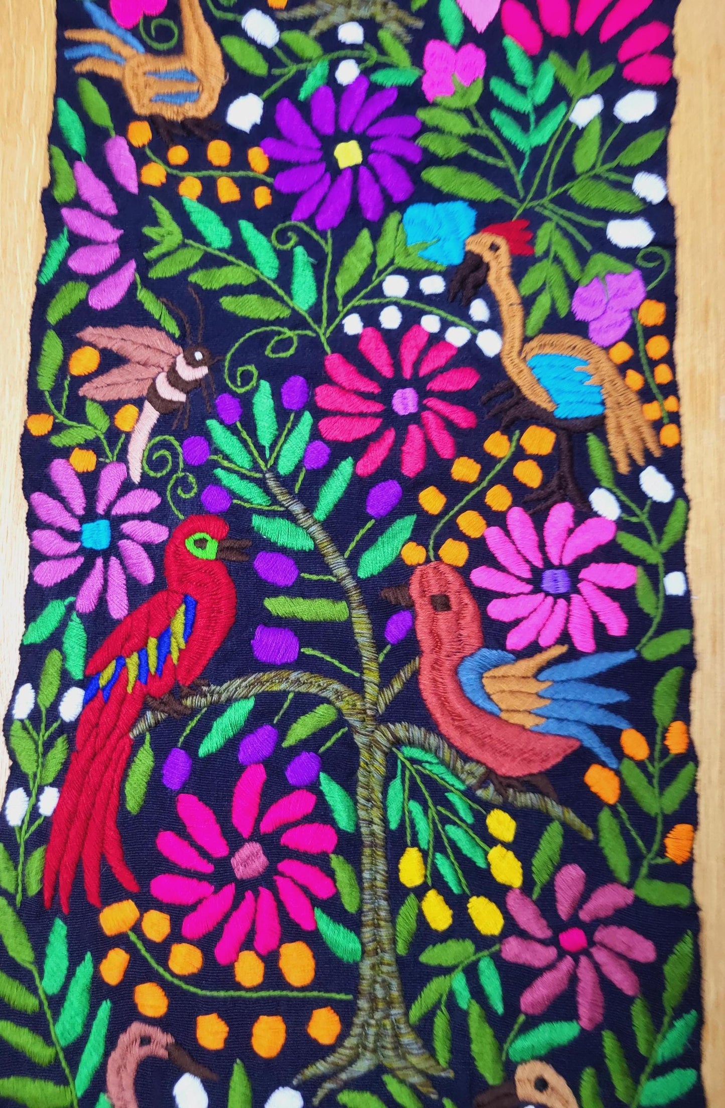 Handgewebte und bestickte Tischläufer, Wandbehänge und Wanddekorationen aus Mexiko – einzigartige Unikate von Fairmex. Von indigenen Kunsthandwerkern mit traditionellen Mustern gefertigt, nachhaltig und authentisch. Perfekt für stilvolle Dekoration.