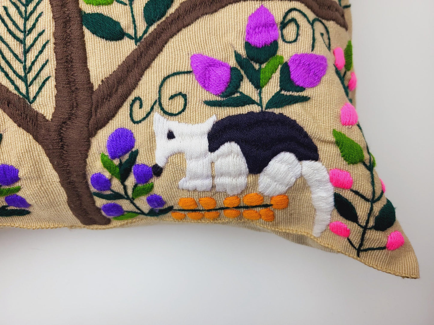 High-quality embroidered and hand-woven cushion cover from Mexico – decorated with a charming animal motif