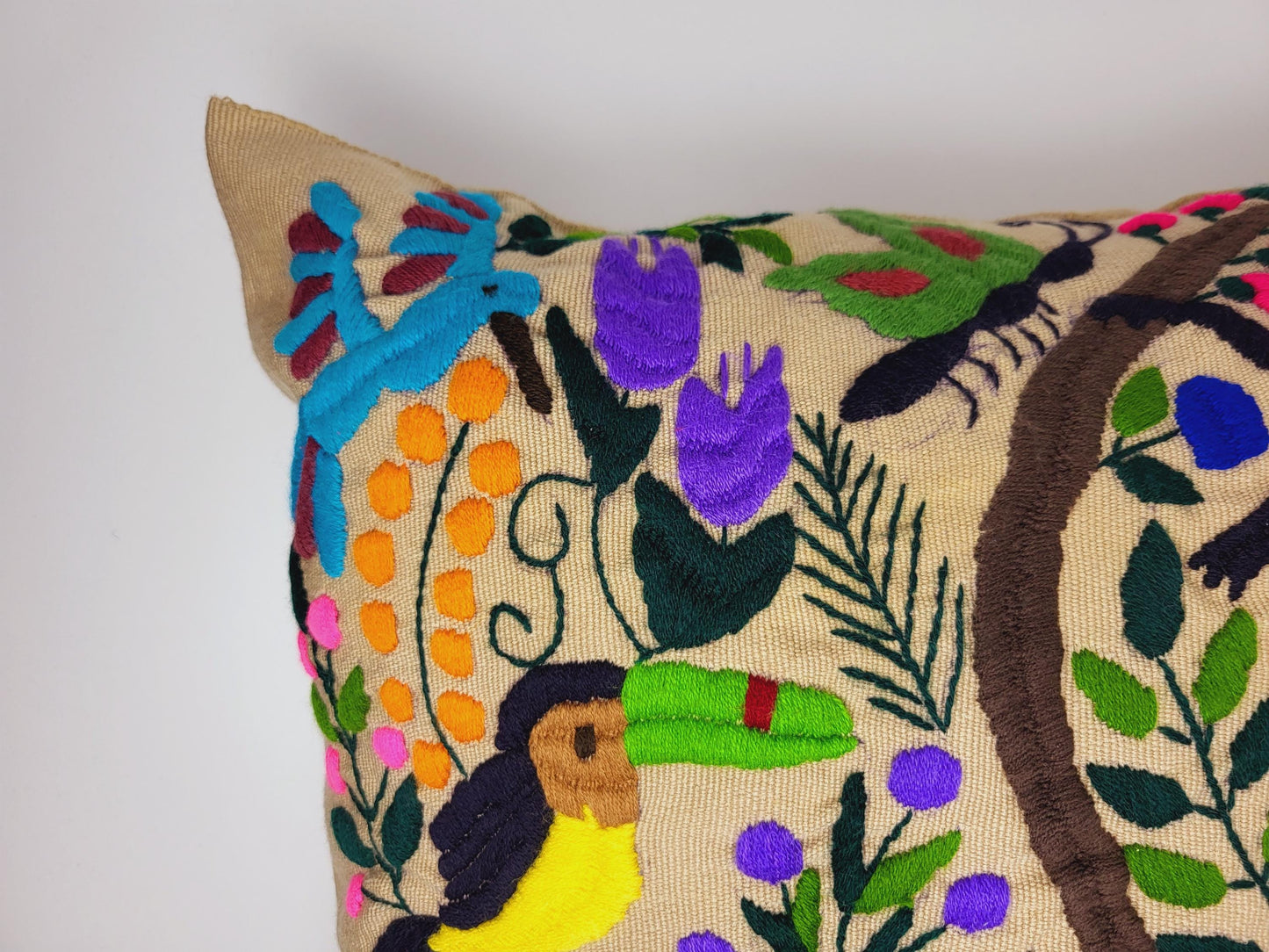 High-quality embroidered and hand-woven cushion cover from Mexico – decorated with a charming animal motif