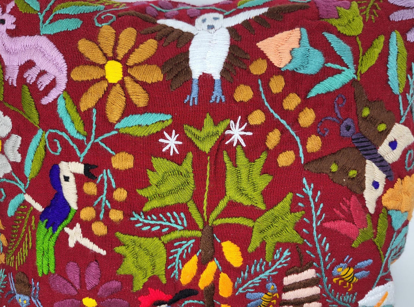 Handgestickte und gewebte mexikanische Kissenhülle mit Tiermuster – Einzigartiges Kunsthandwerk aus Mexiko