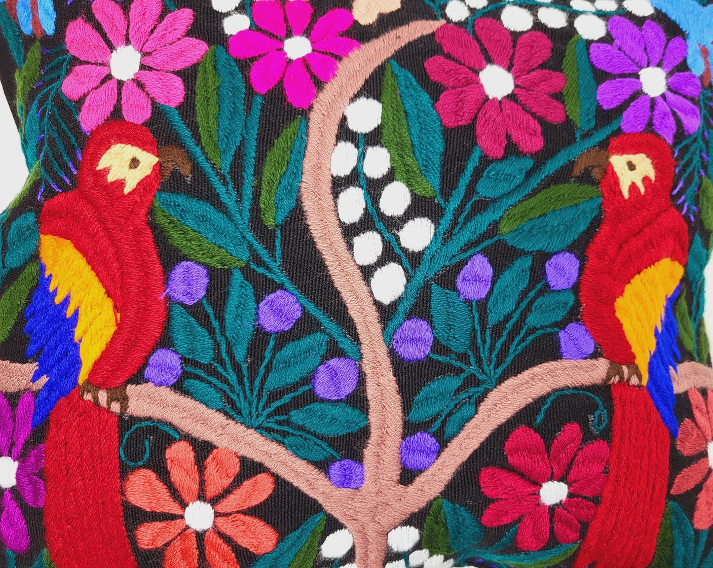 Handgestickte und gewebte mexikanische Kissenhülle mit Tiermuster – Einzigartiges Kunsthandwerk aus Mexiko