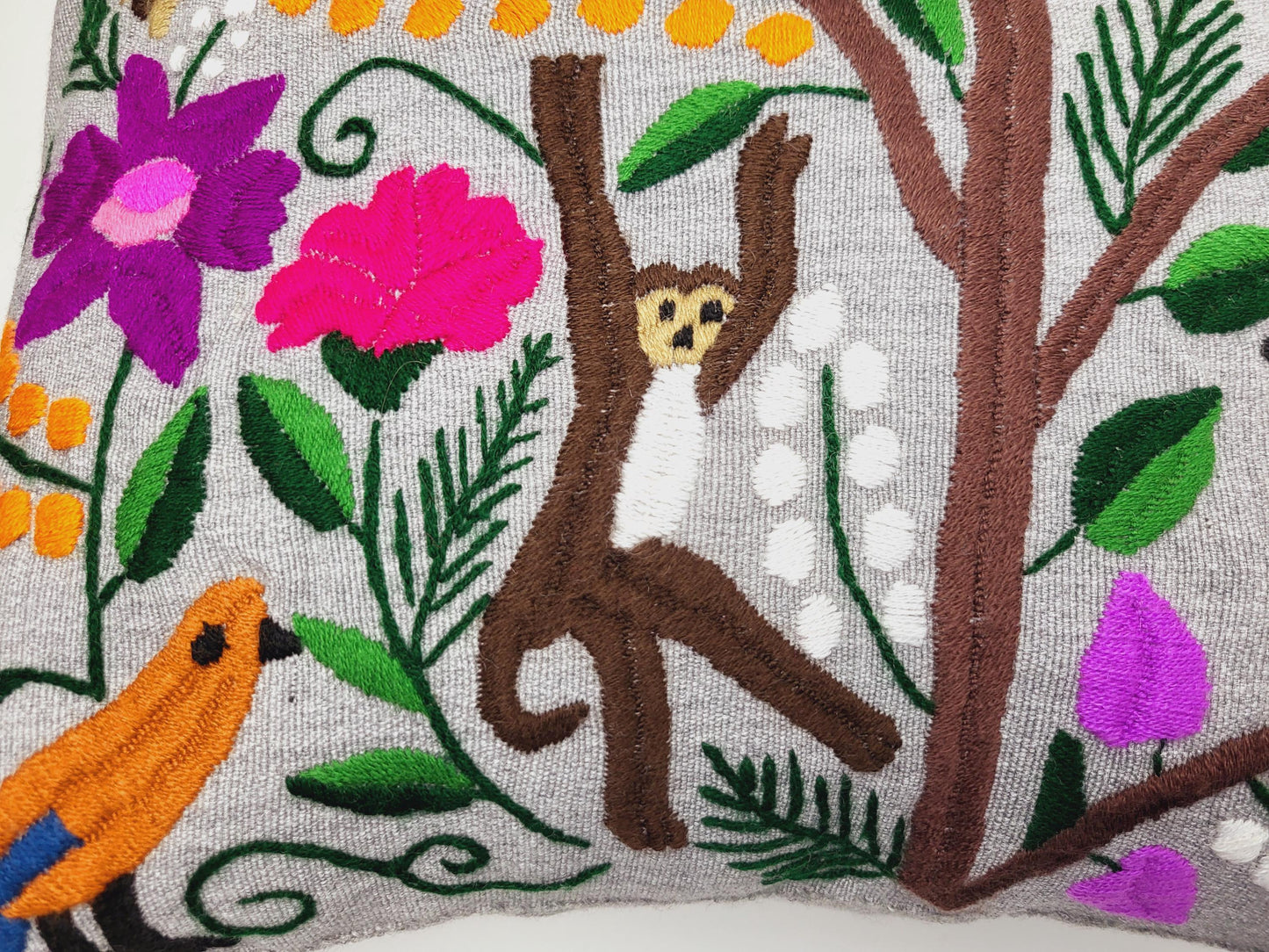 Handgestickte und gewebte mexikanische Kissenhülle mit traditionellen Tiermustern – Einzigartige, farbenfrohe Dekoration für dein Zuhause