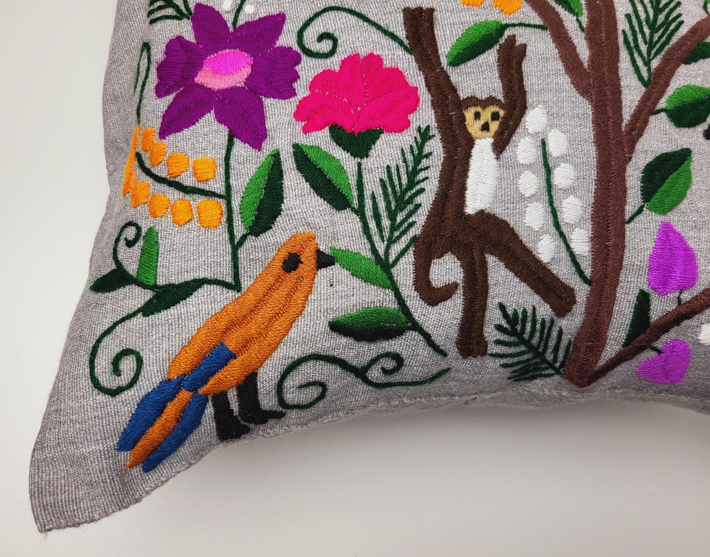 Handgestickte und gewebte mexikanische Kissenhülle mit traditionellen Tiermustern – Einzigartige, farbenfrohe Dekoration für dein Zuhause