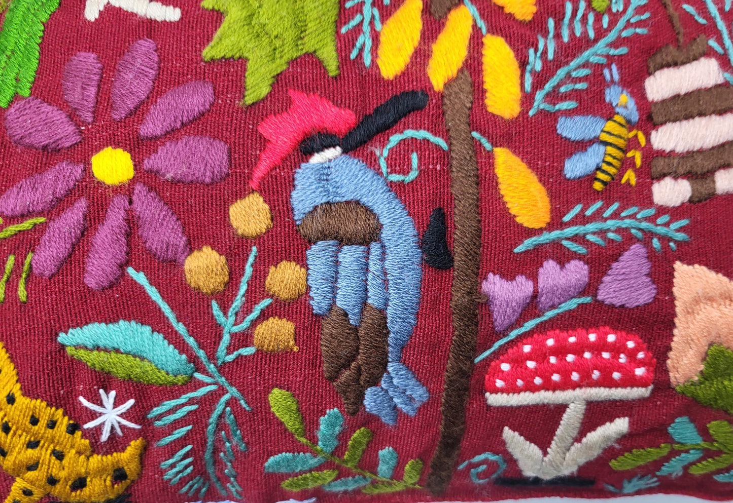 Handgestickte und gewebte mexikanische Kissenhülle mit Tiermuster – Einzigartiges Kunsthandwerk aus Mexiko