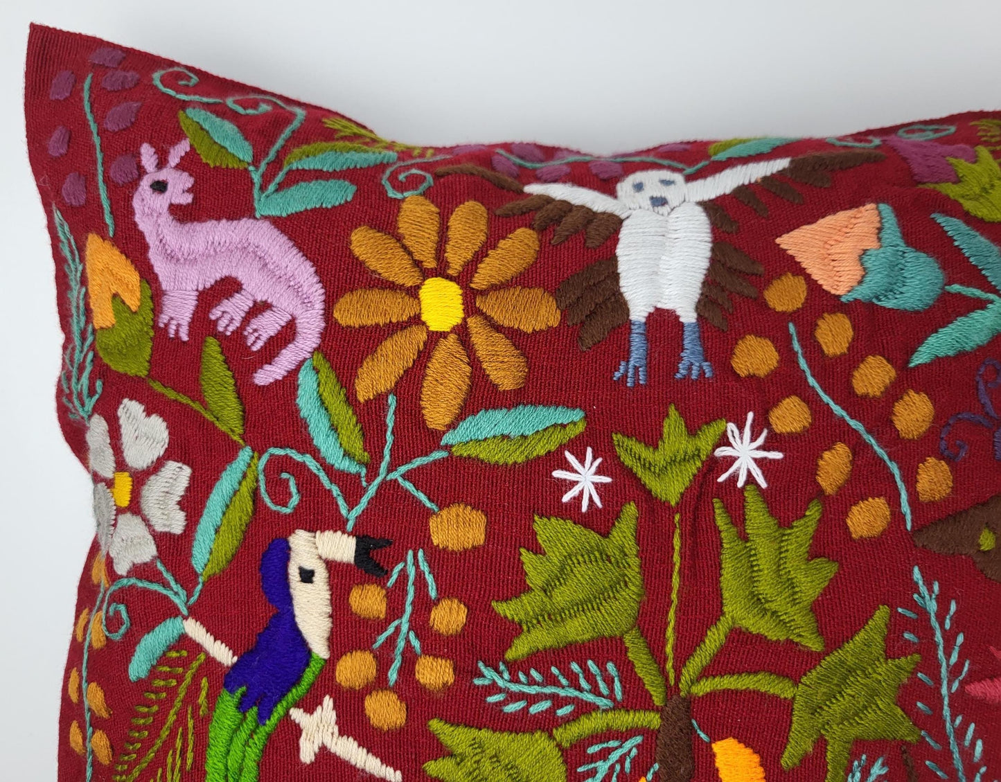 Handgestickte und gewebte mexikanische Kissenhülle mit Tiermuster – Einzigartiges Kunsthandwerk aus Mexiko