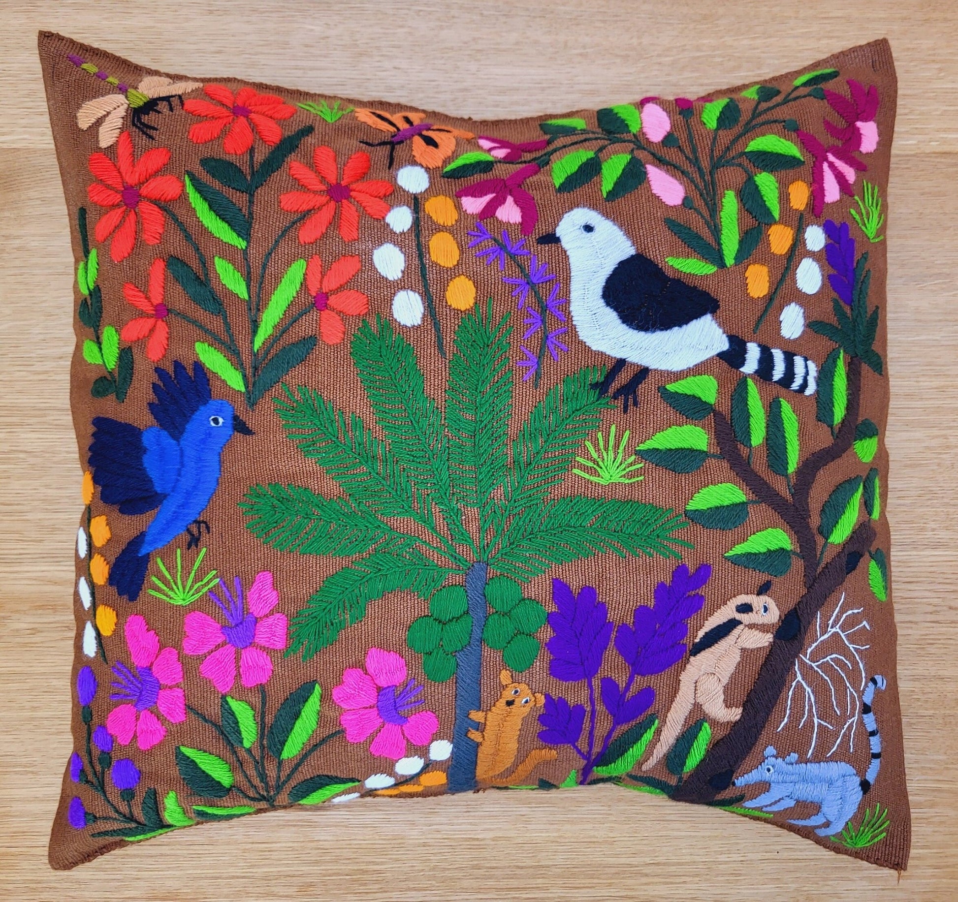 Hand-embroidered decorative pillow from Chiapas, Mexico, fairmex.de