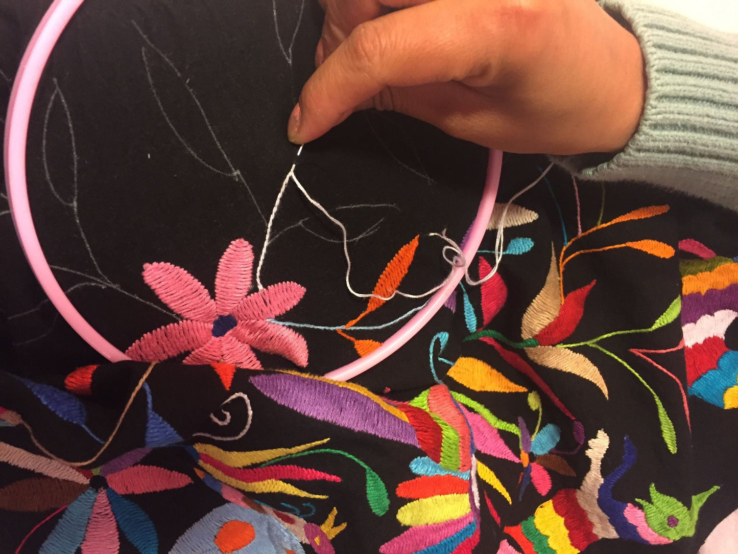 Otomi-Kissenbezug aus Mexiko – handbestickt