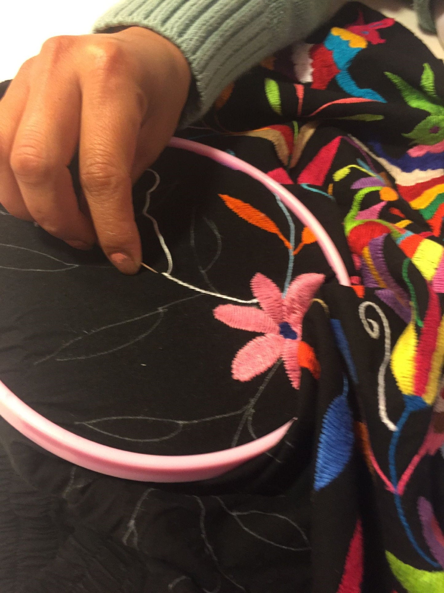 Otomi-Kissenbezug aus Mexiko – handbestickt