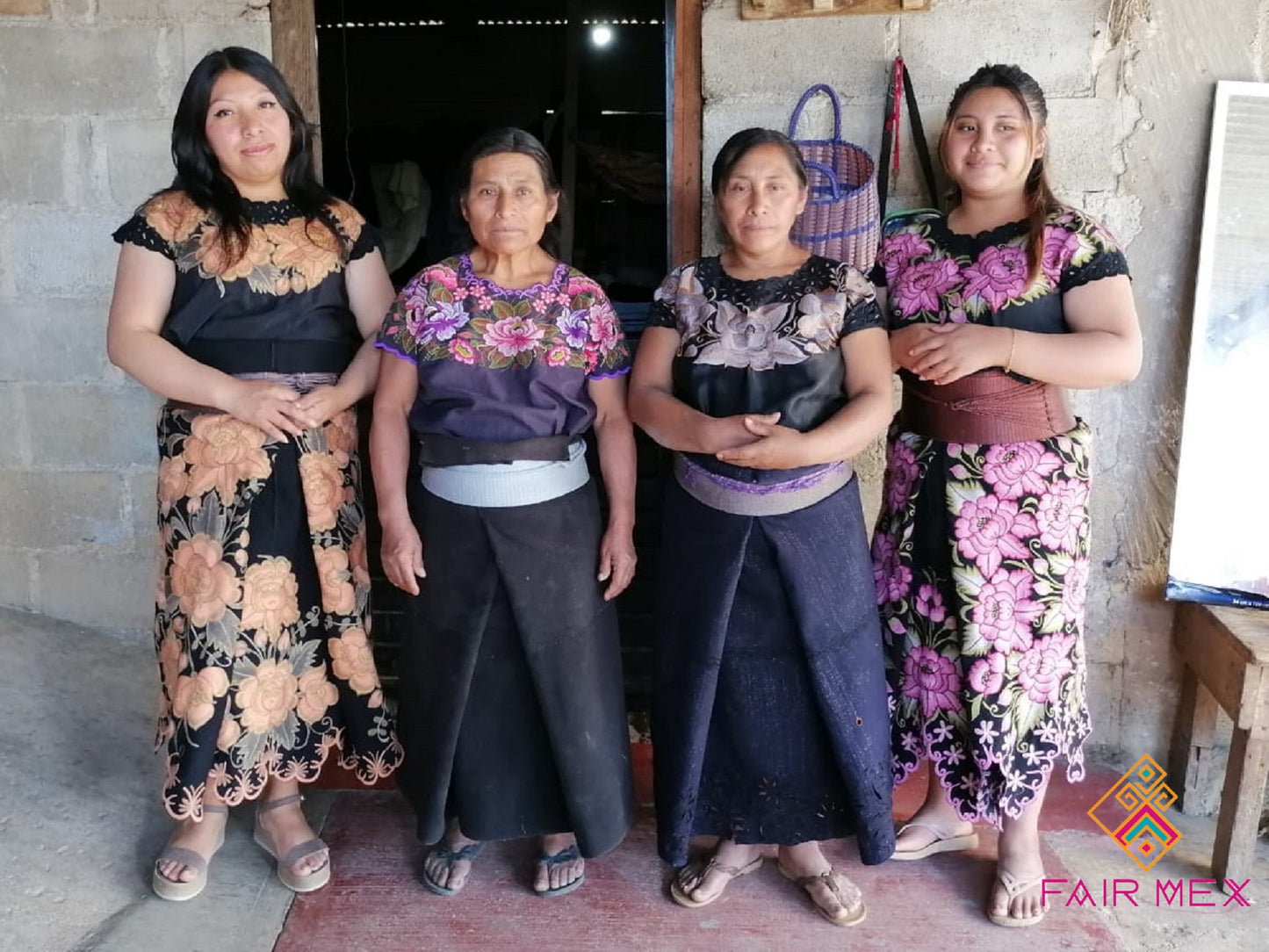 Chemin de table, tissé et brodé à la main au Mexique, style Chiapas