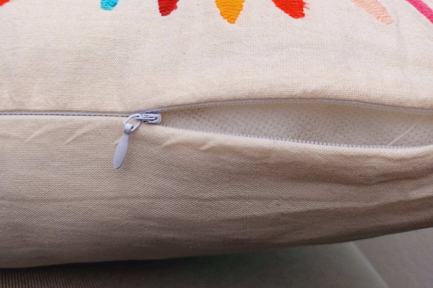 Otomi-Kissenbezug aus Mexiko – handbestickt